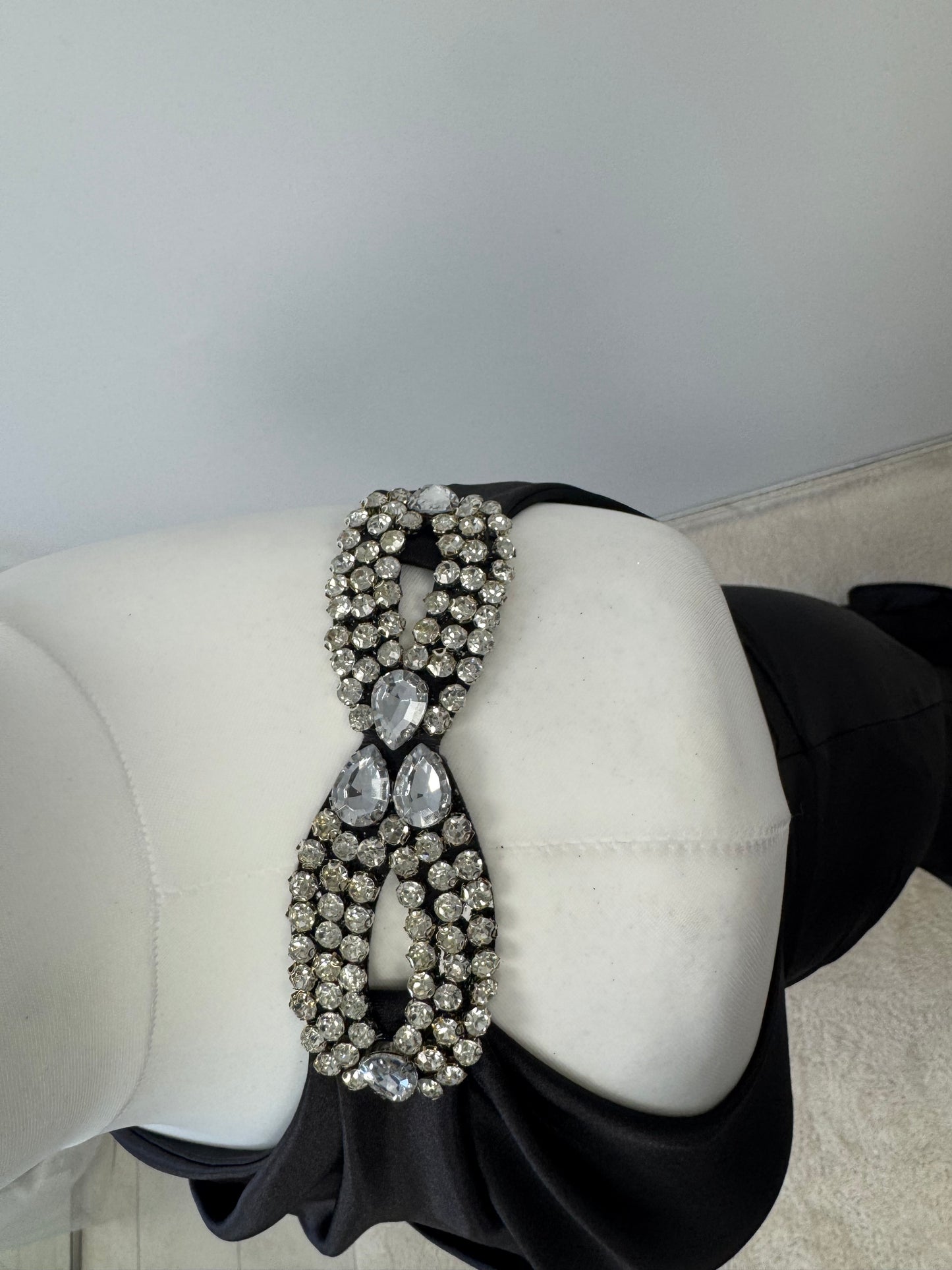 Elegantes One-Shoulder-Abendkleid mit Strassdetail