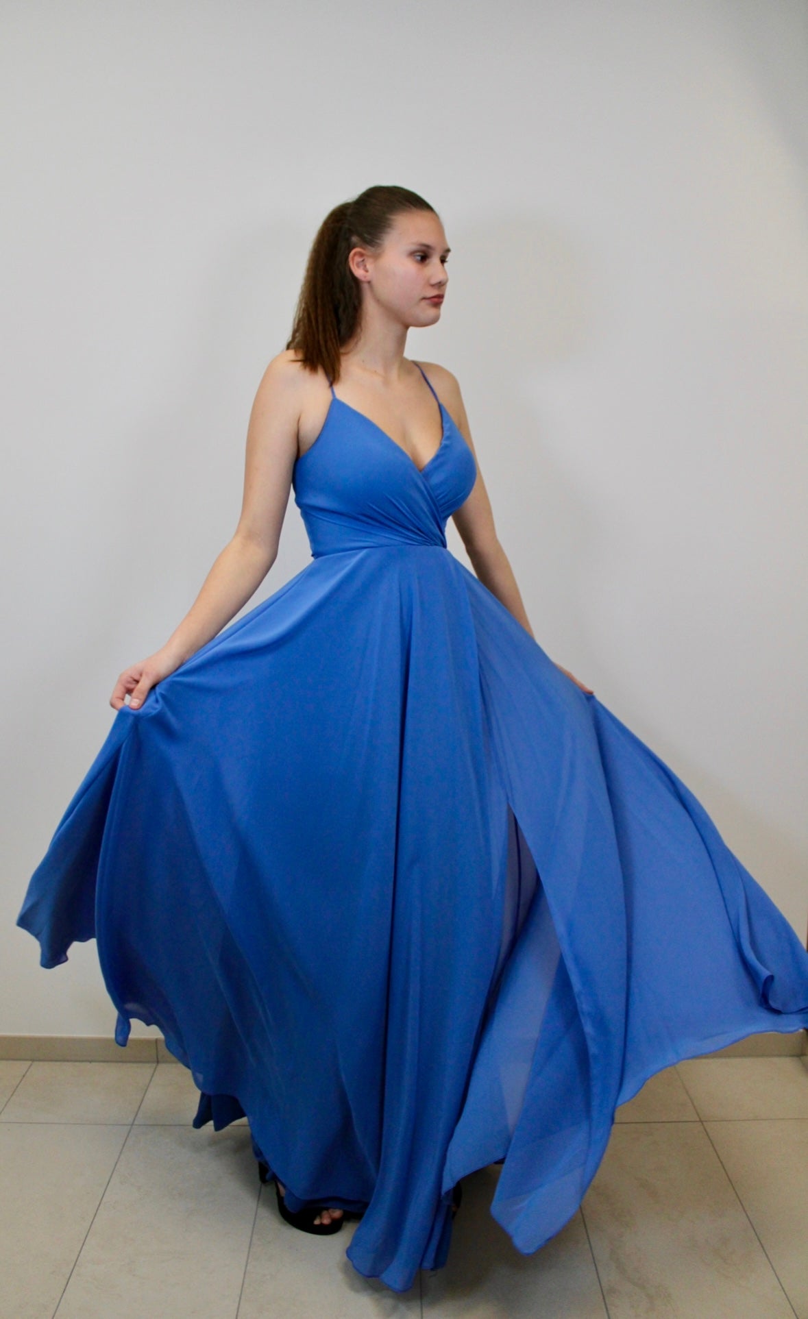 Fließendes Abendkleid mit zarter Schnürung