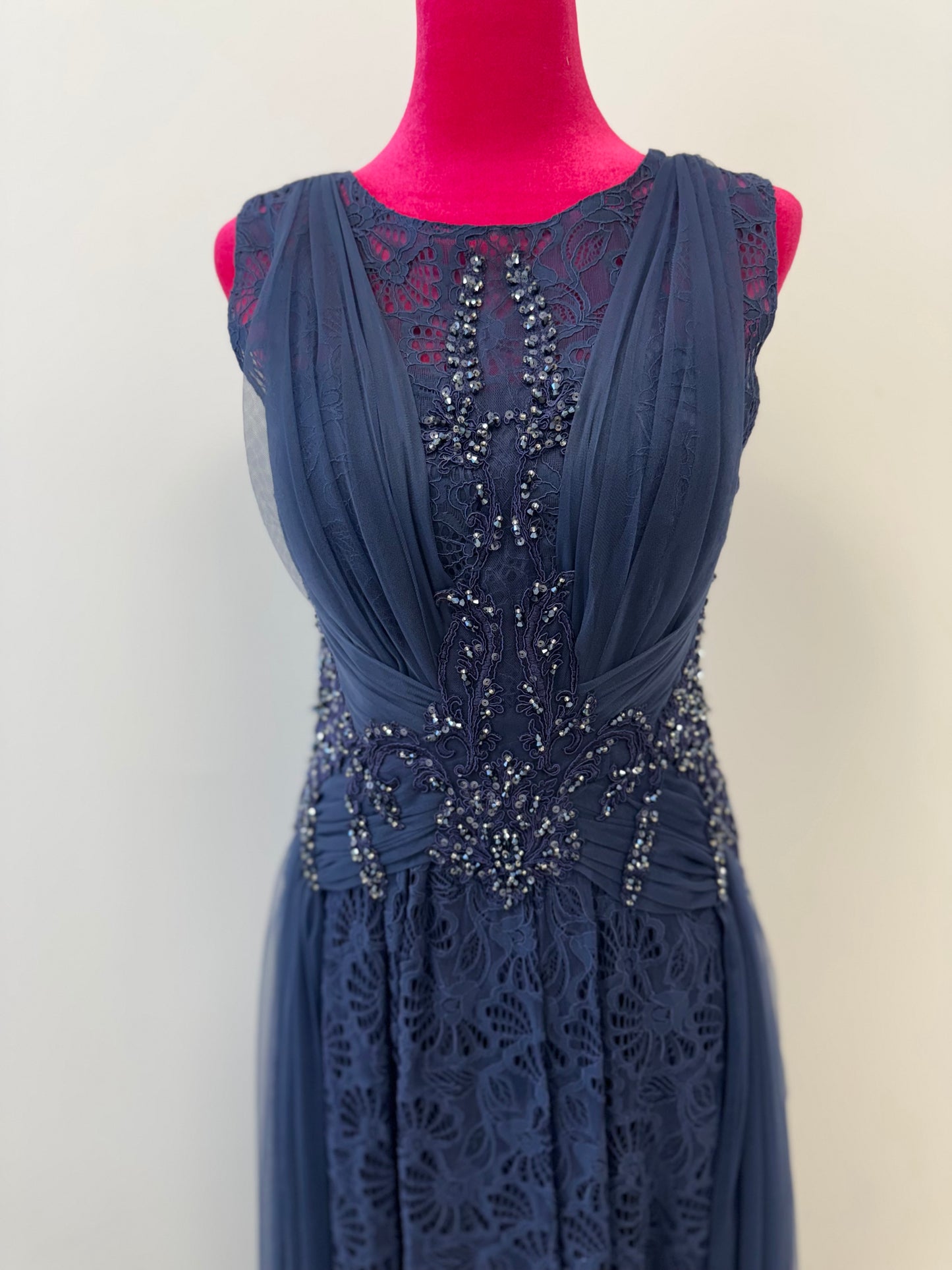 Abendkleid aus besticktem und perlenbesetztem Tüll und Spitze