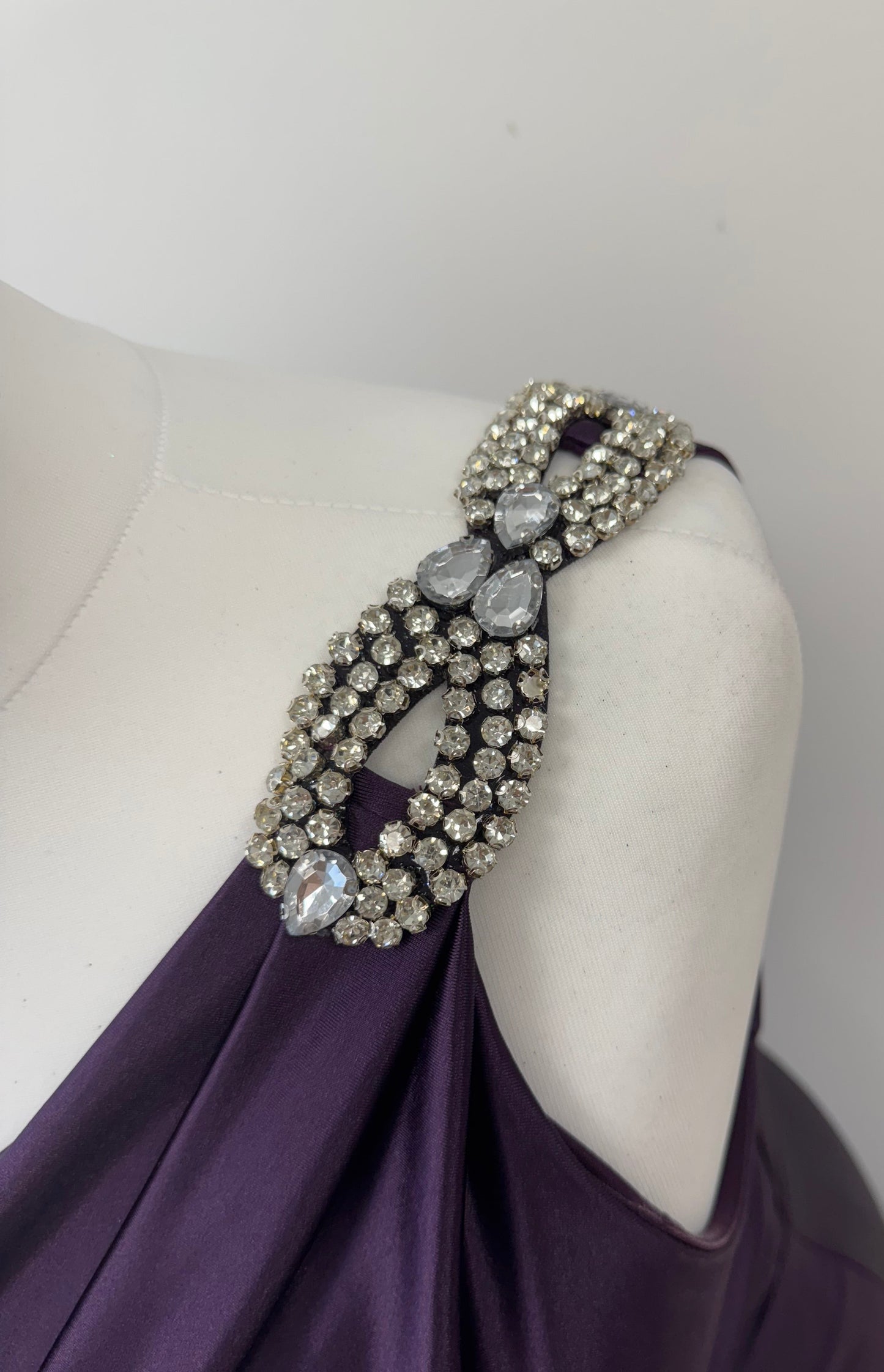 Elegantes One-Shoulder-Abendkleid mit Strassdetail