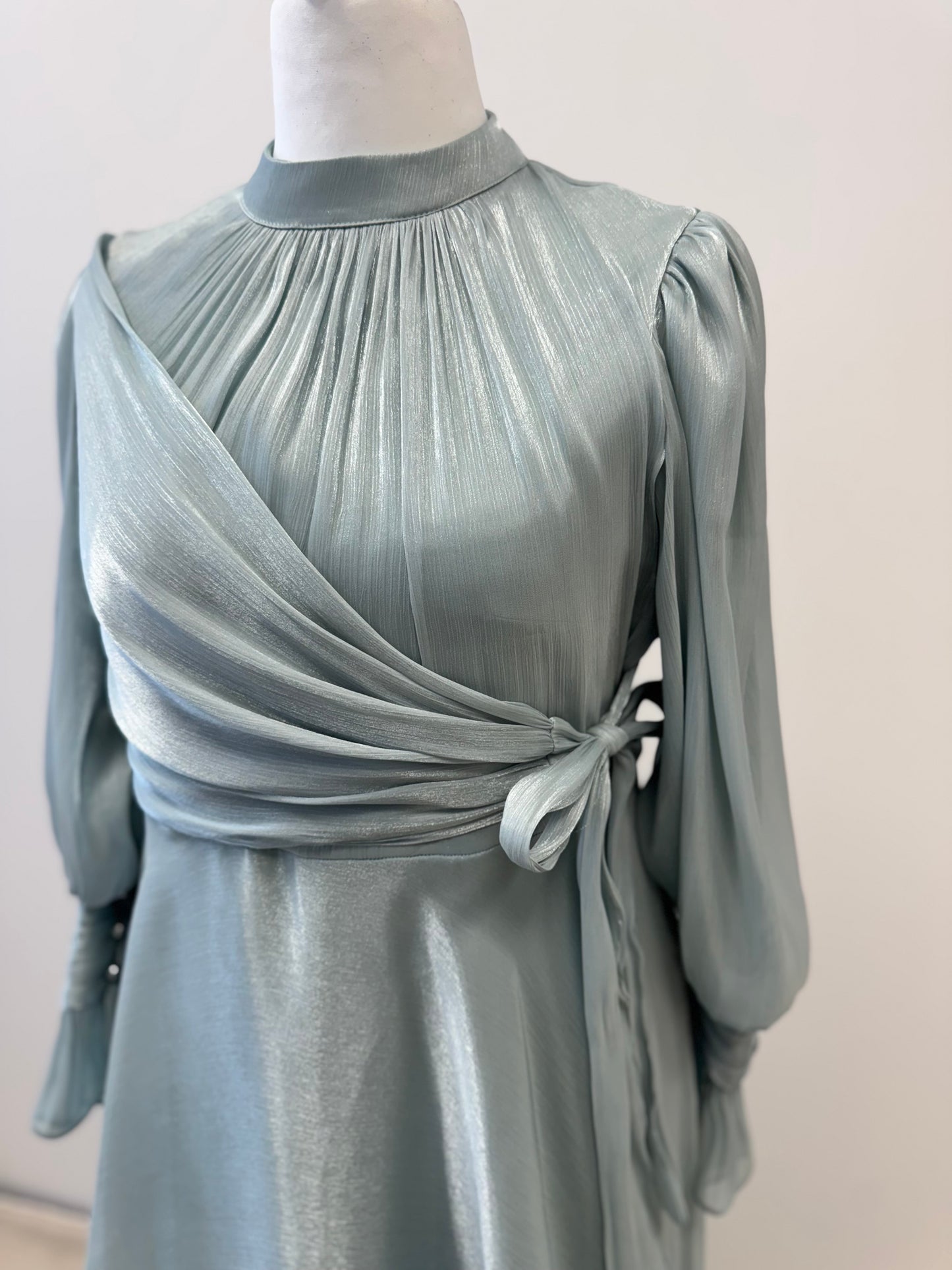 Elegantes Hijabi-Abendkleid mit edlem Schimmer