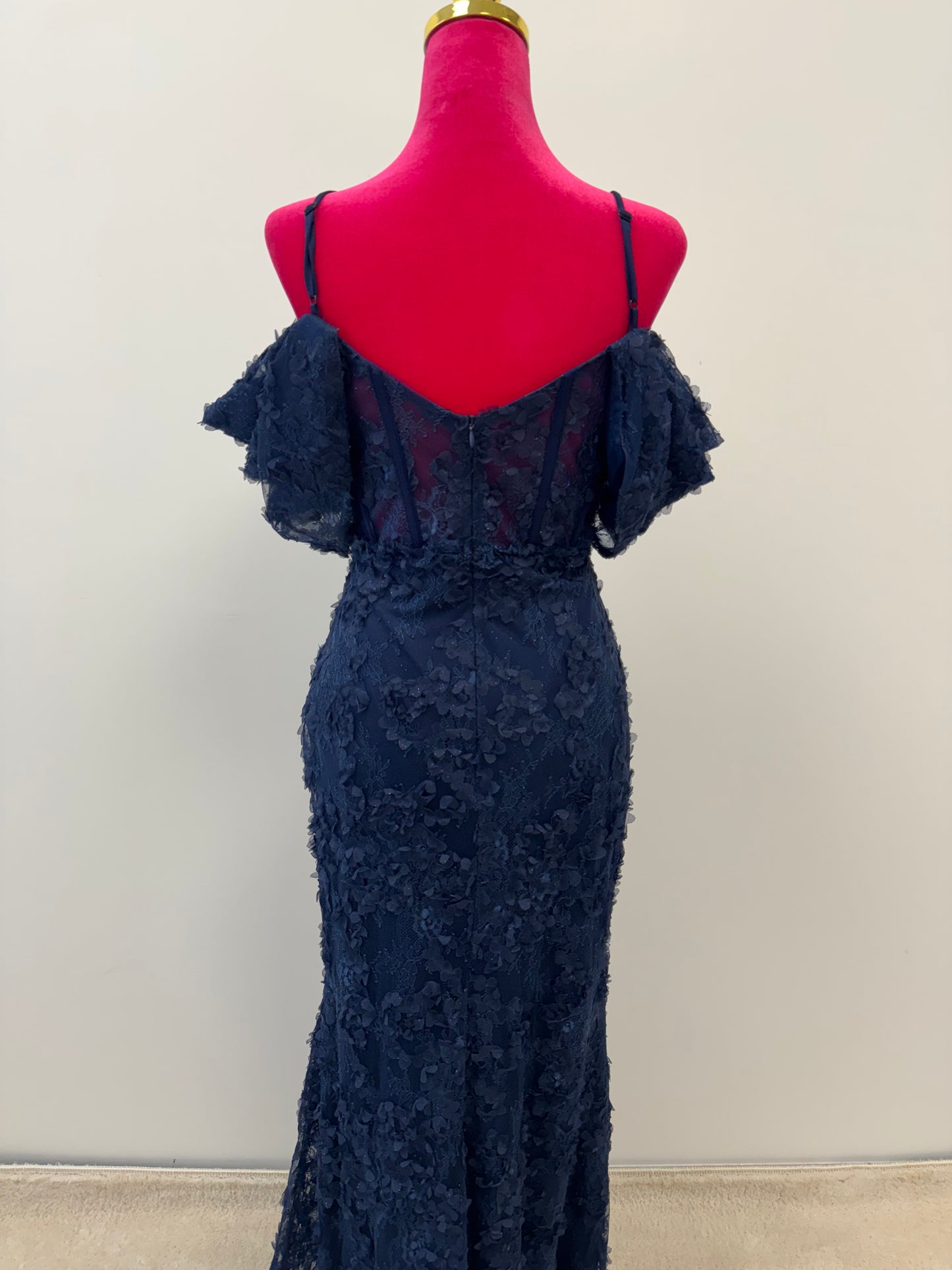 Elegantes Abendkleid mit 3D-Spitzenapplikationen