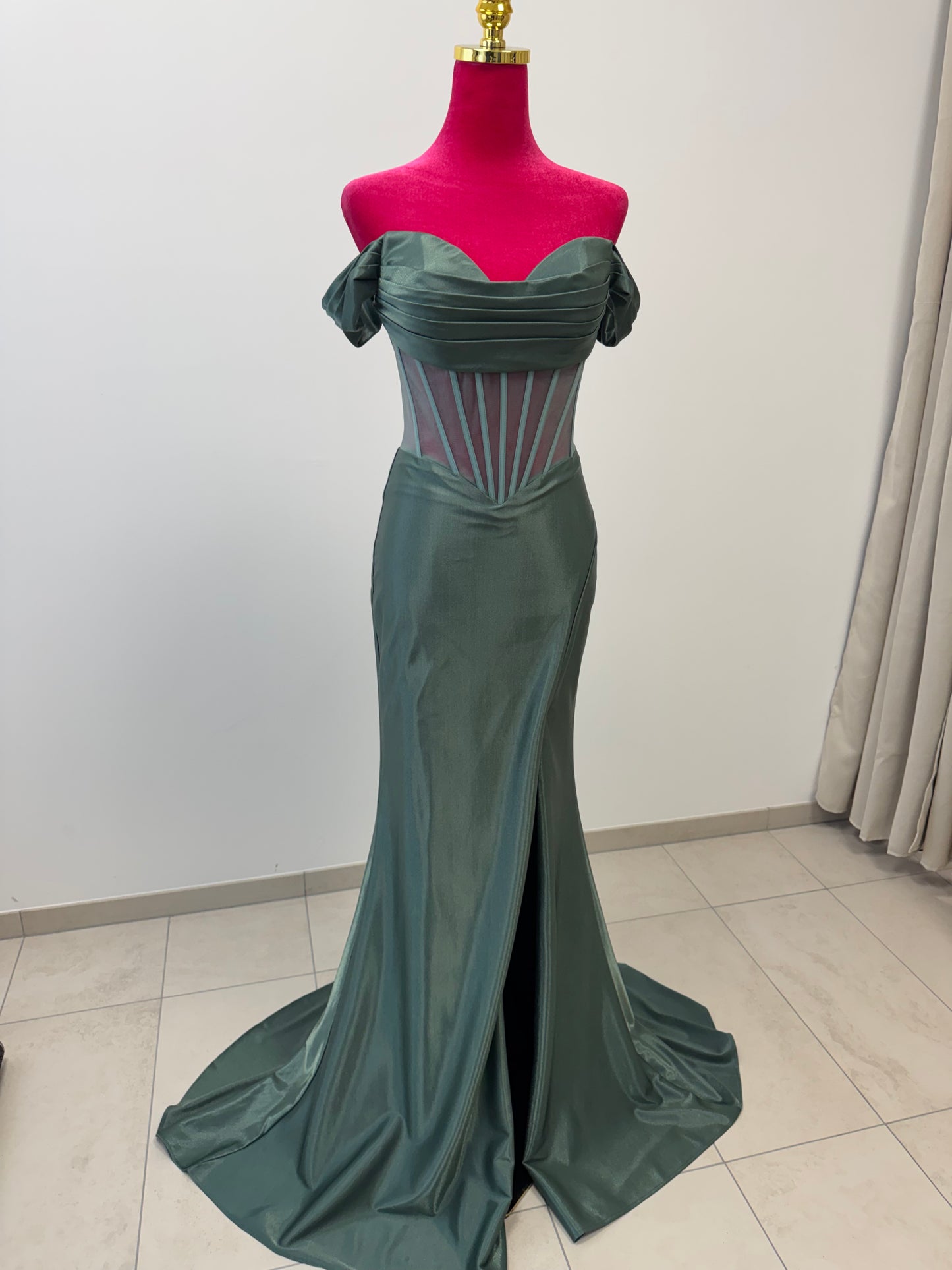Elegantes Off-Shoulder-Abendkleid mit Korsagen-Detail INV-80006 INV-80004 INV-80005