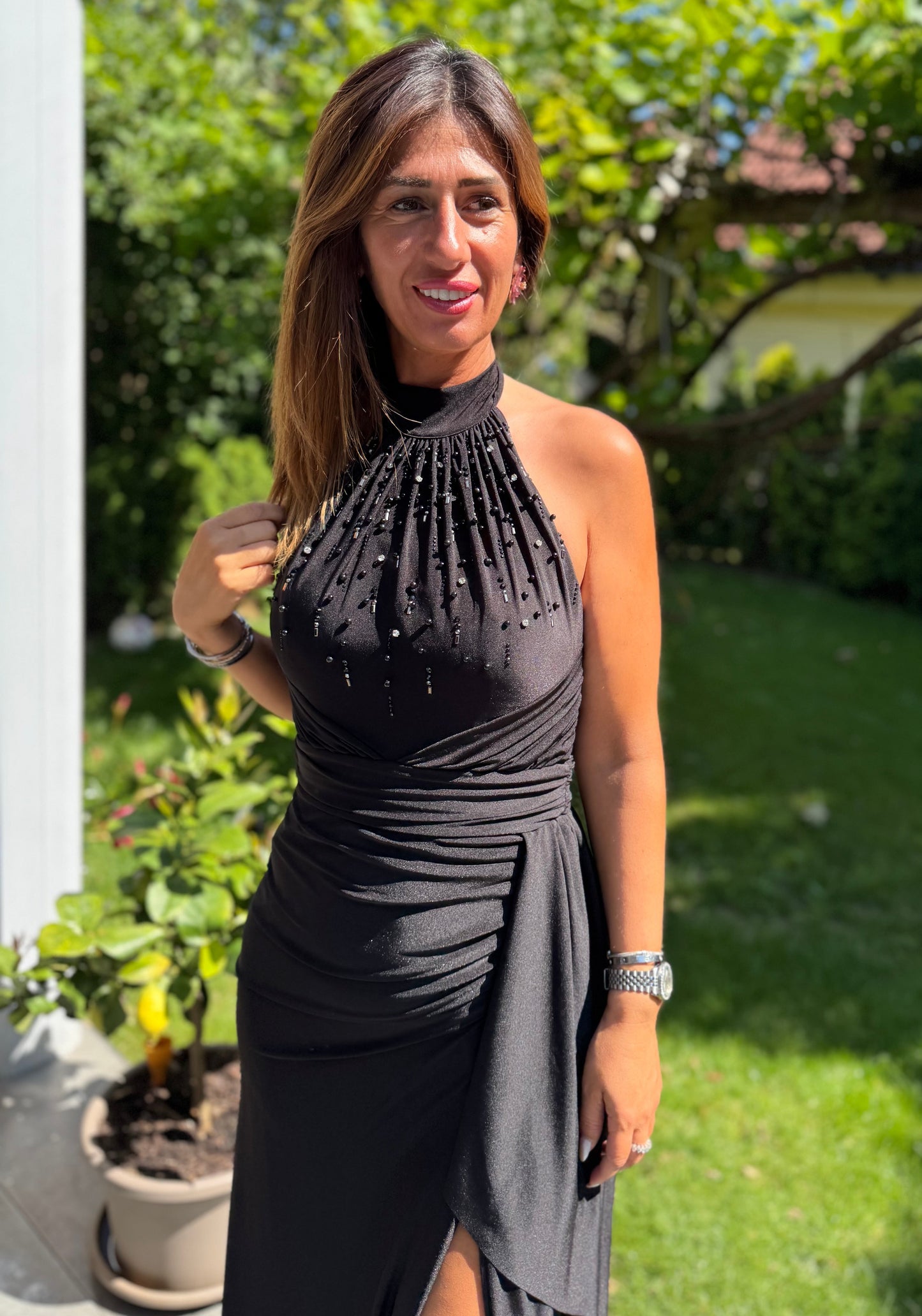 Elegantes Neckholder-Abendkleid mit Drapierung und Schlitz