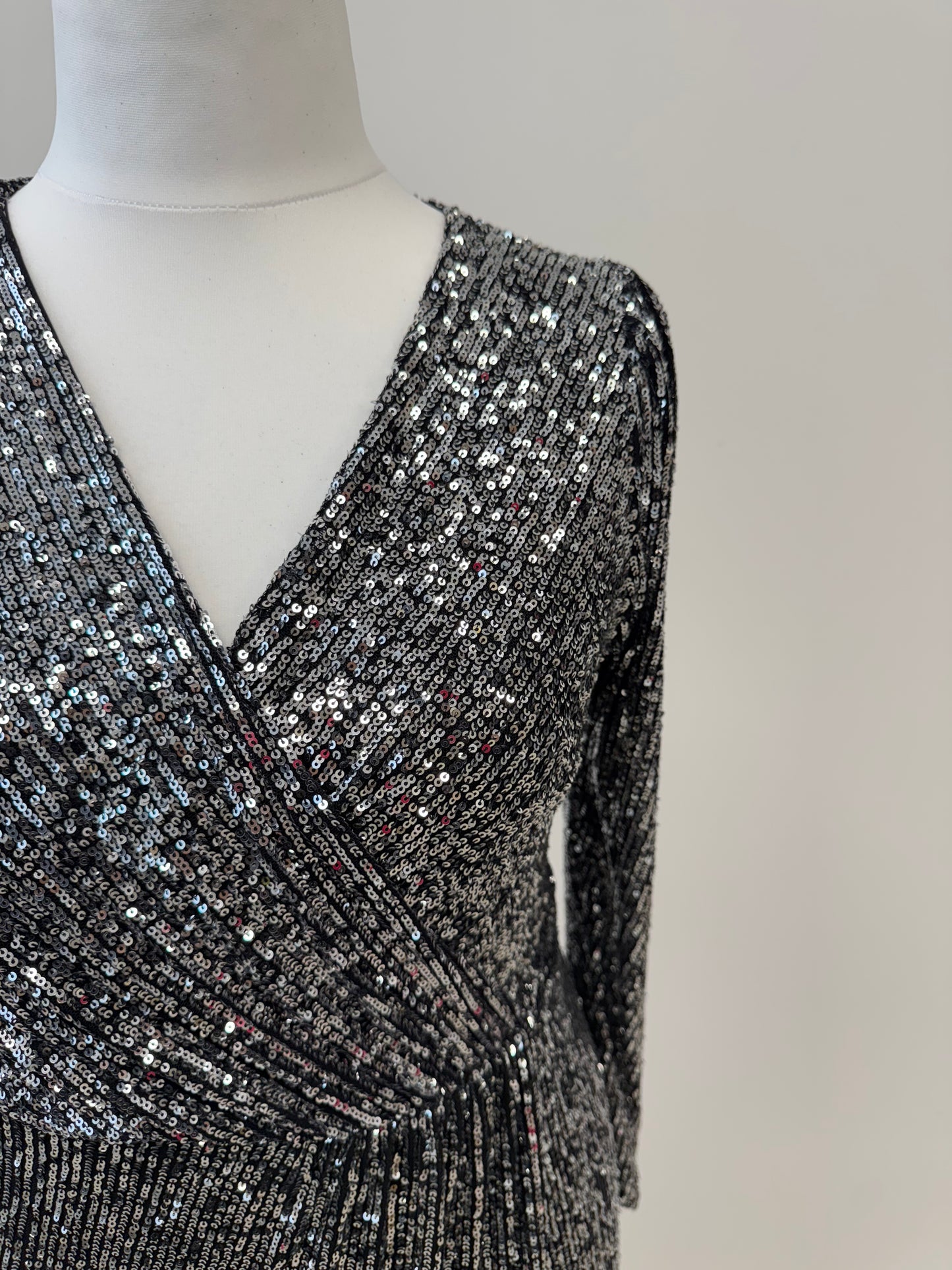 Edles Pailletten-Abendkleid in Wickeloptik