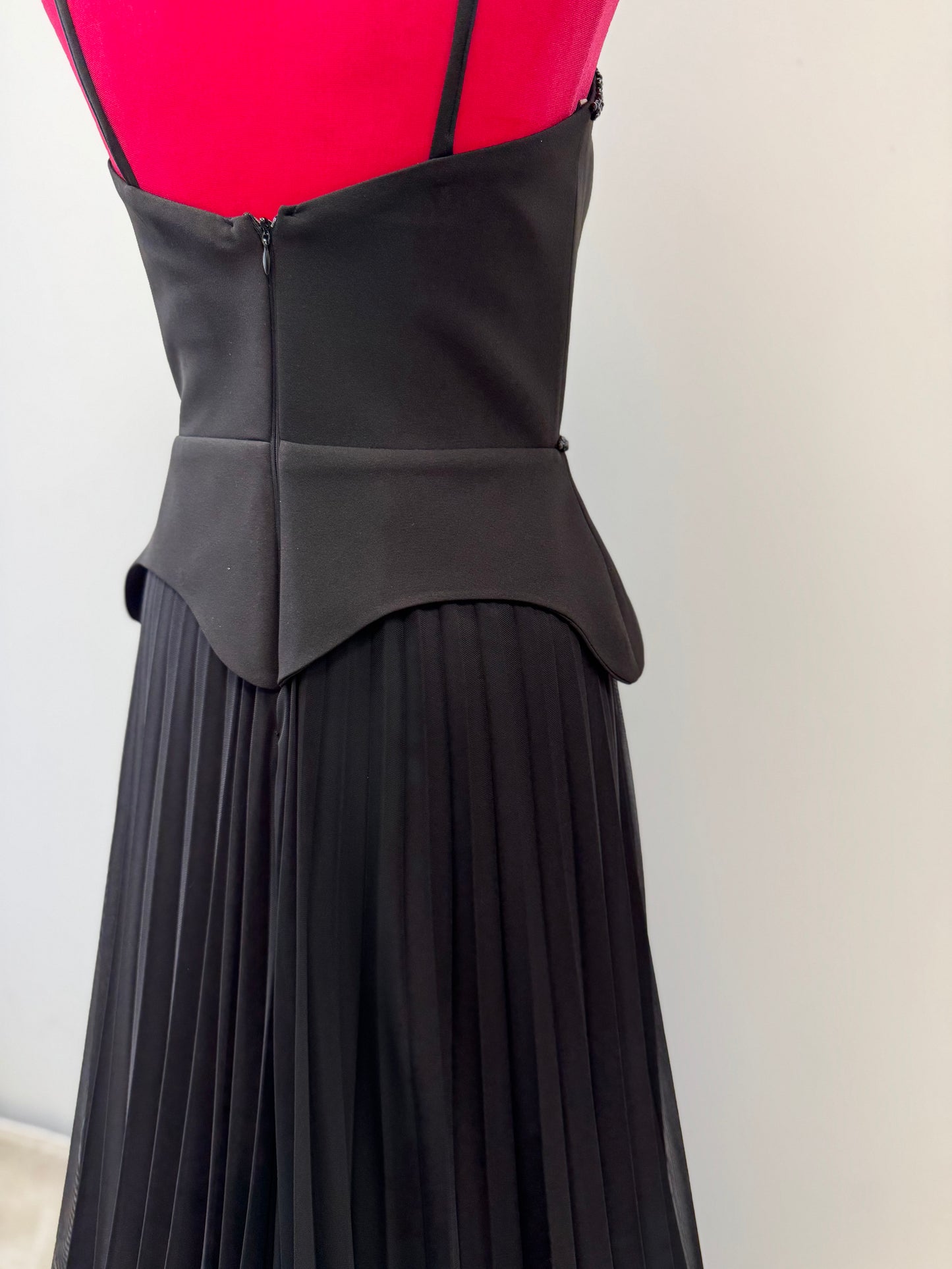 Elegantes Plissee-Abendkleid mit Korsagen-Oberteil