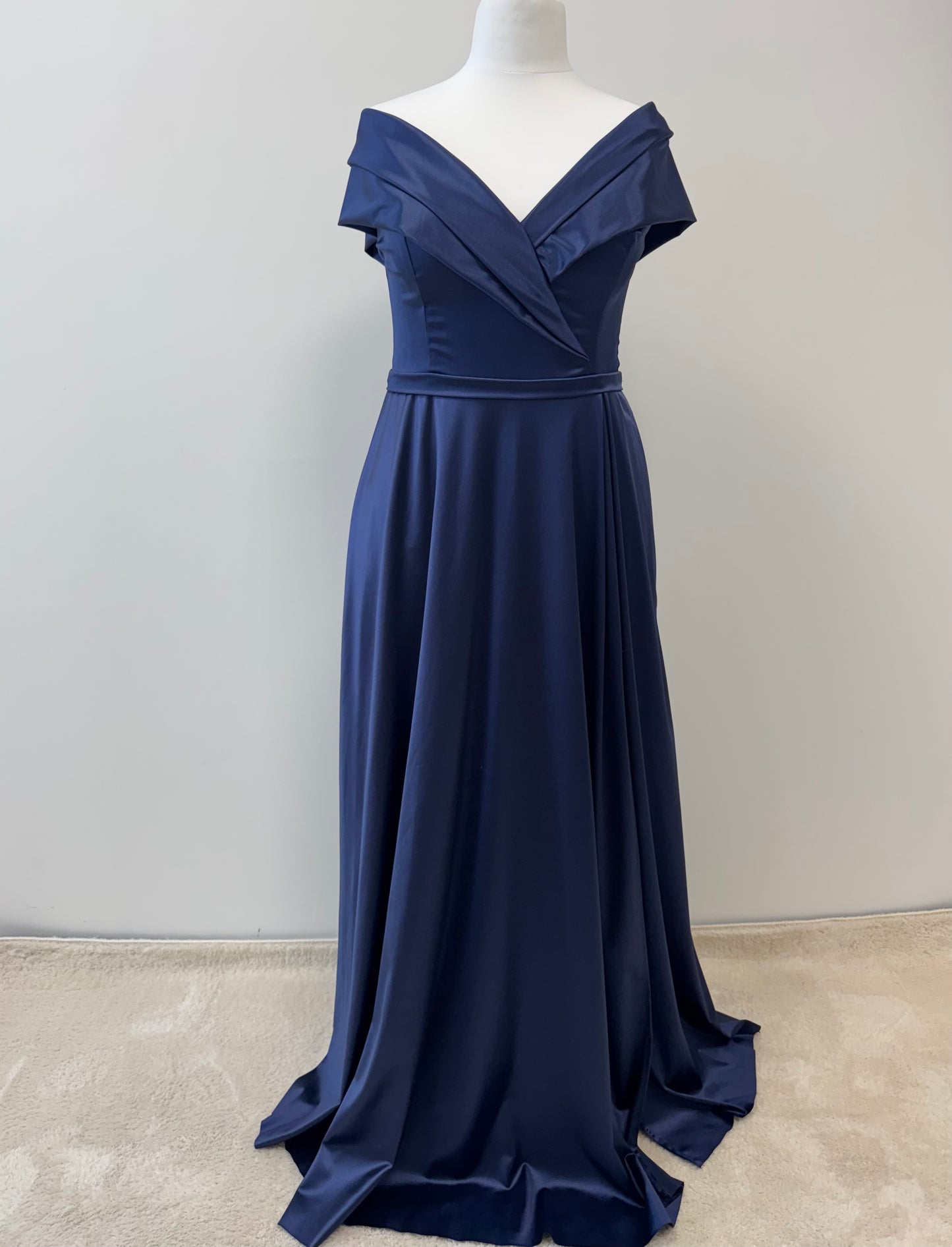 Elegantes Off-Shoulder-Abendkleid mit fließendem Rock und Beinschlitz