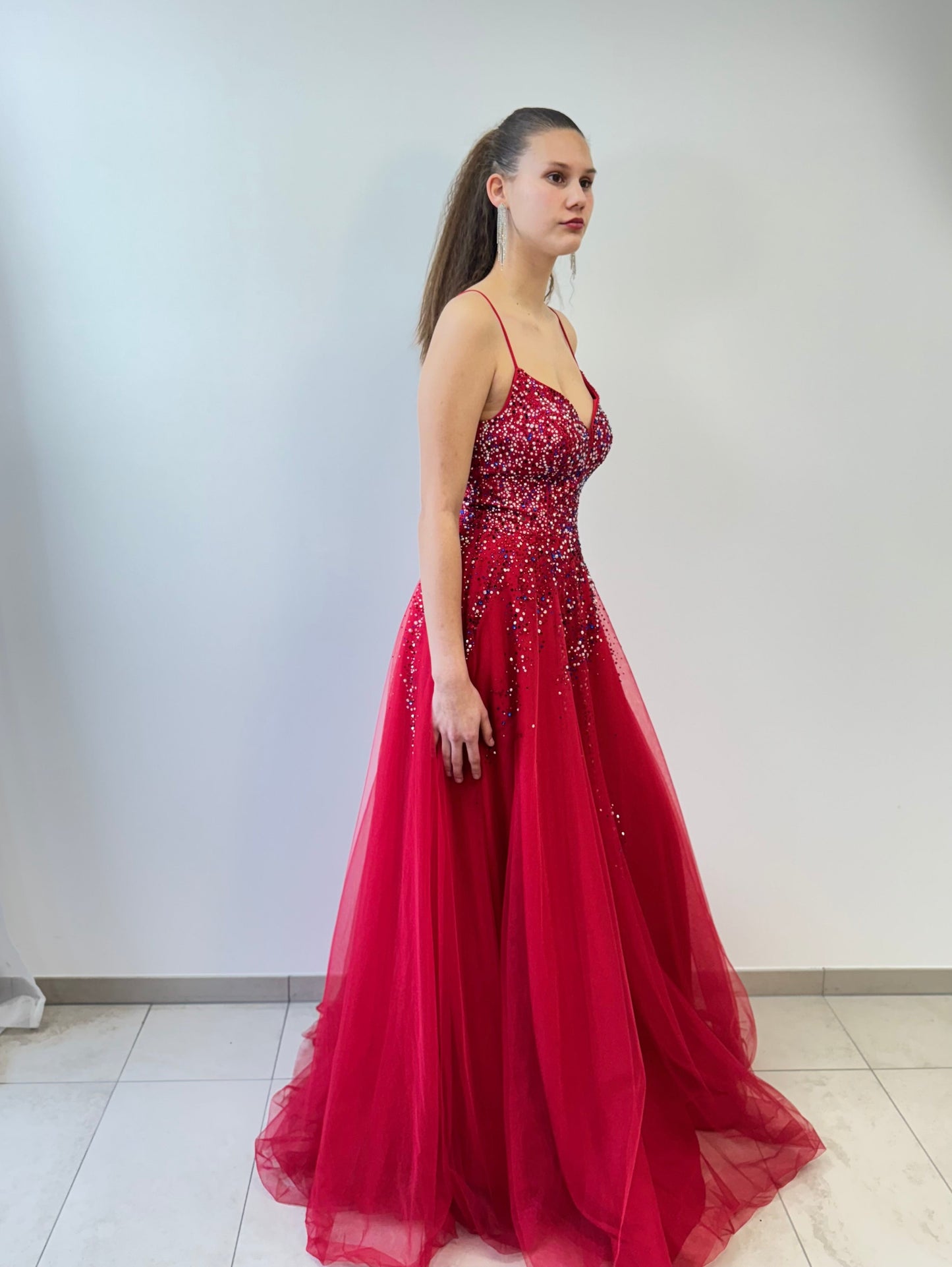 Elegantes Abendkleid mit funkelnder Steinverzierung