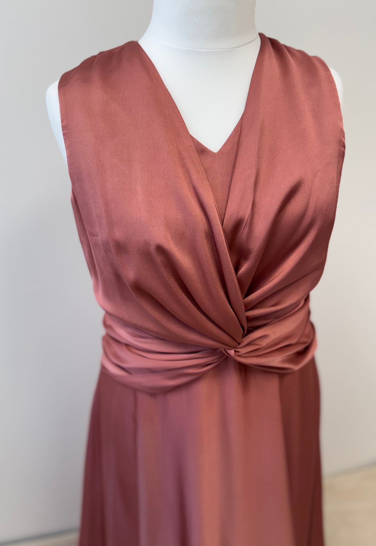 Elegantes Abendkleid mit Drapiertem Knoten-Design