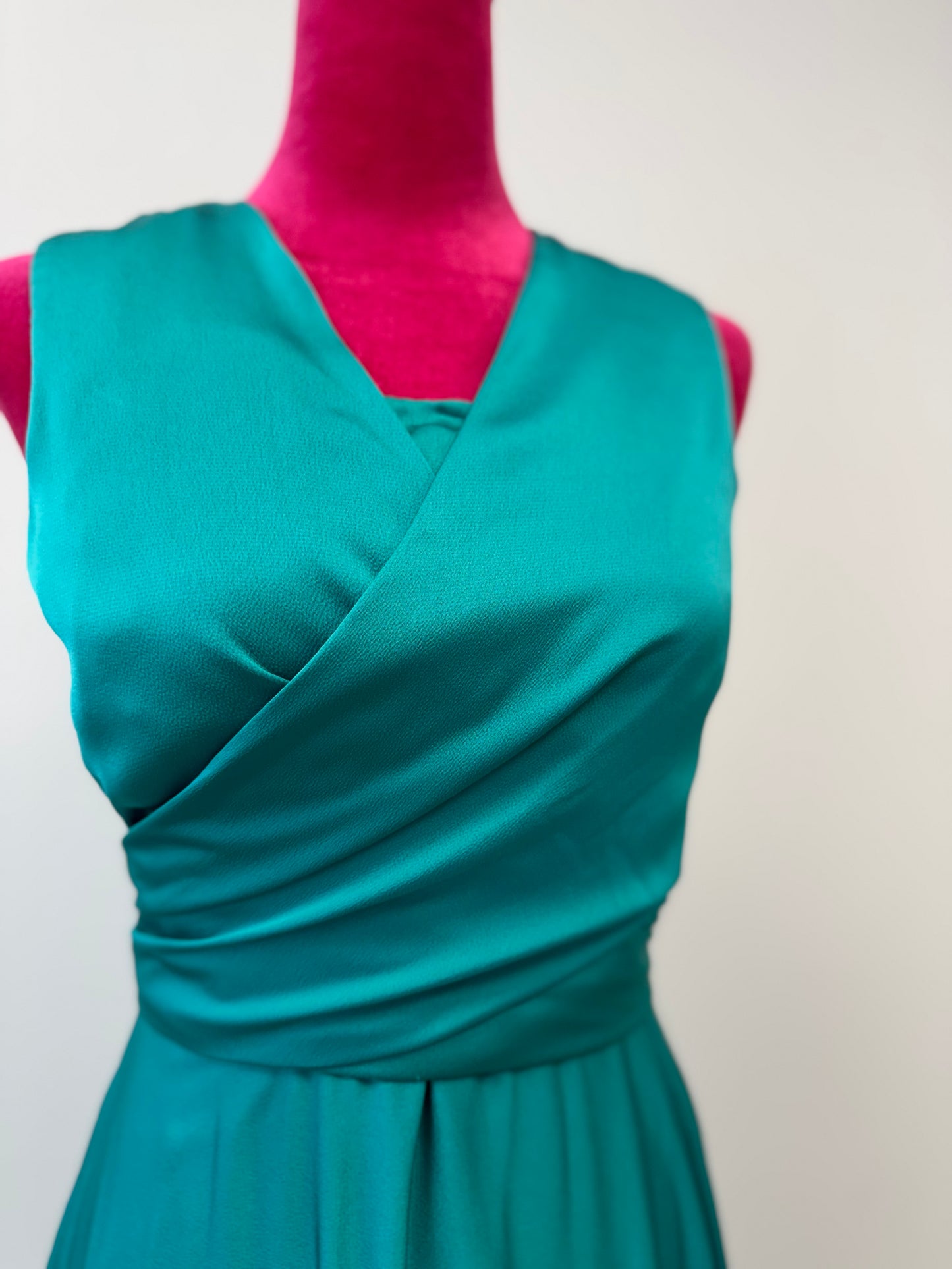 Leichtes, einlagiges Wickelkleid mit fließendem Maxirock