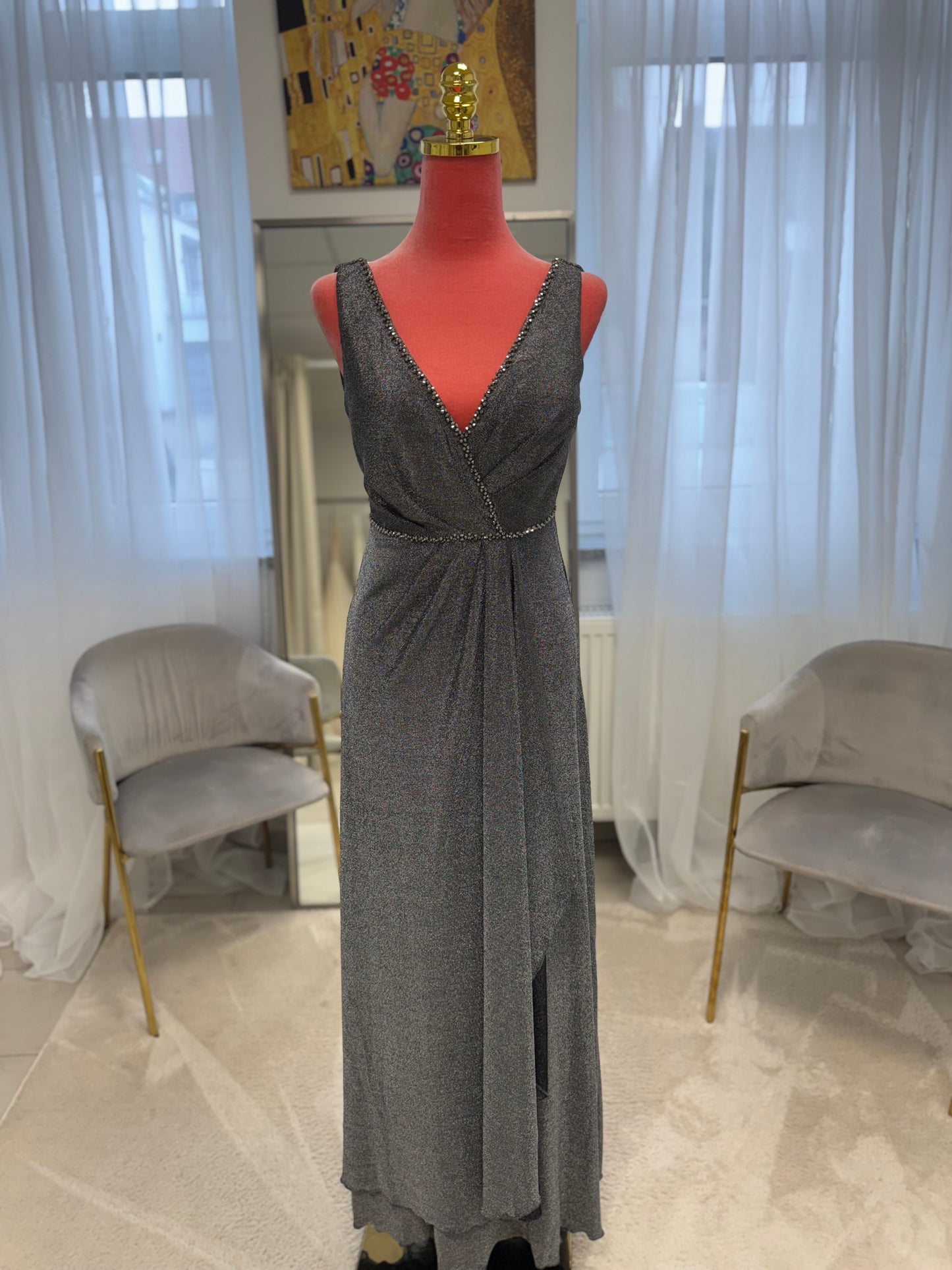 Zeitloses Abendkleid mit V-Ausschnitt und feinen Schmuckdetails