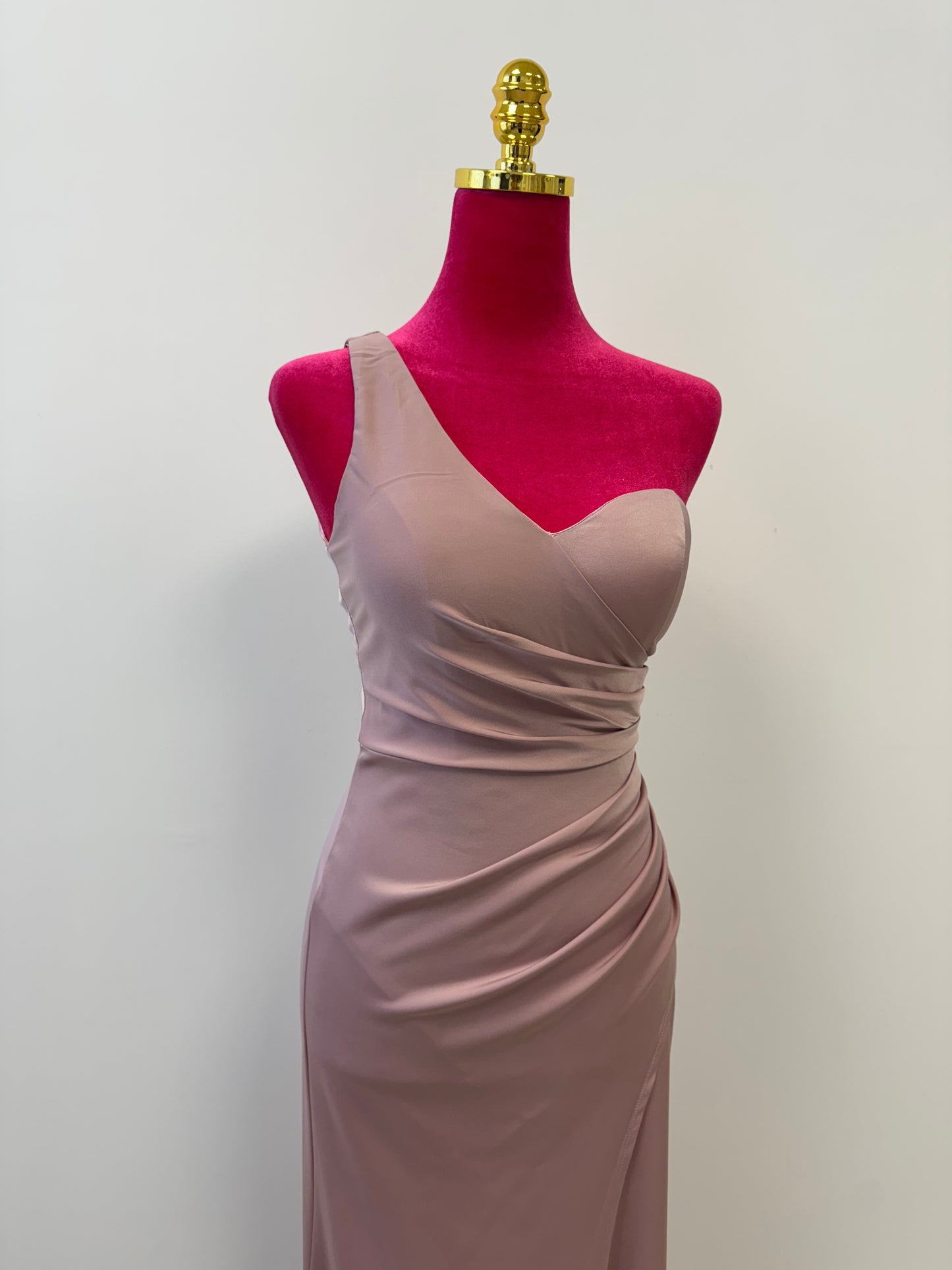 Asymmetrisches und fließendes Maxikleid mit elegantem Schlitz