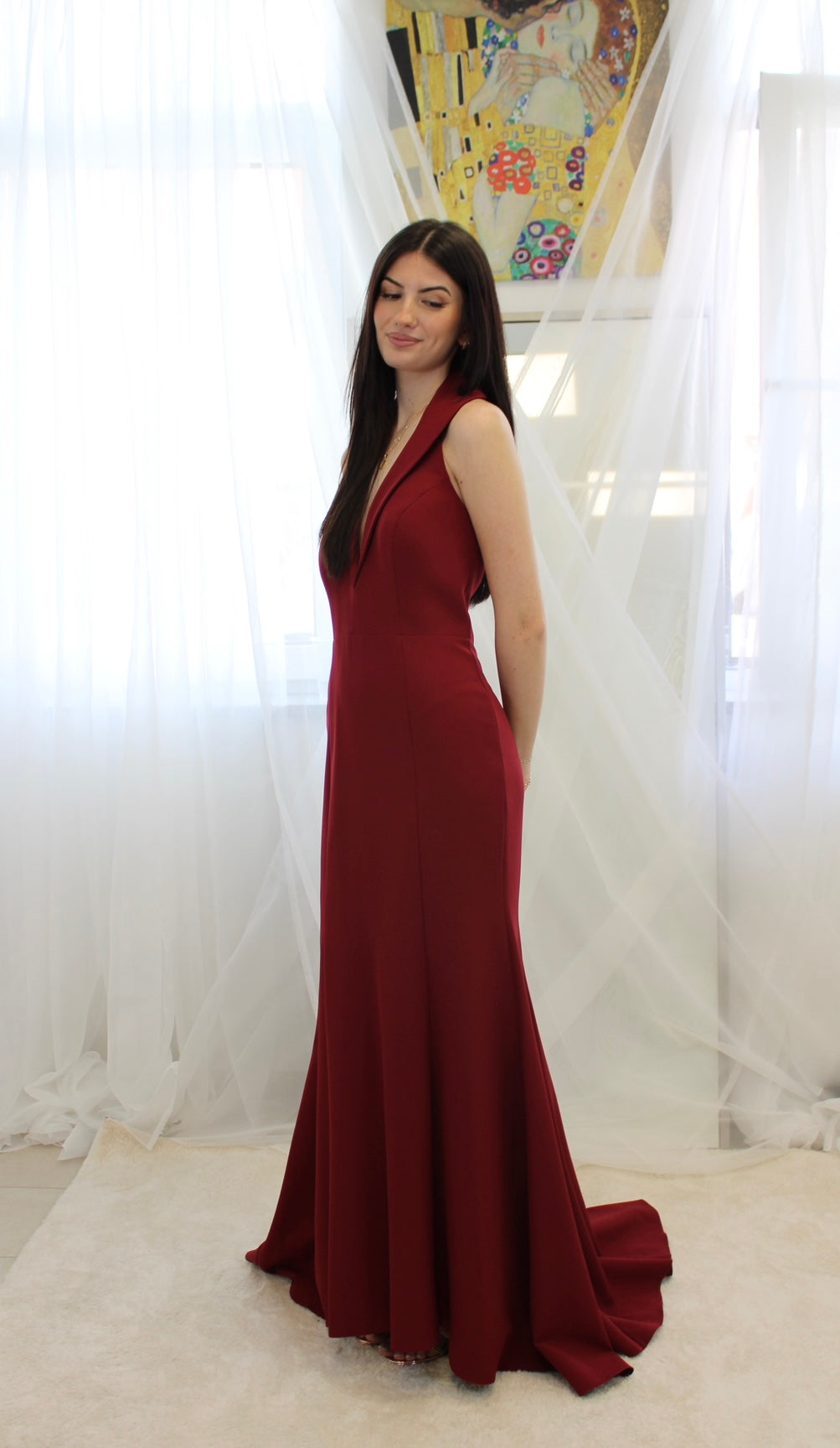 Elegantes Abendkleid mit tiefem V-Ausschnitt