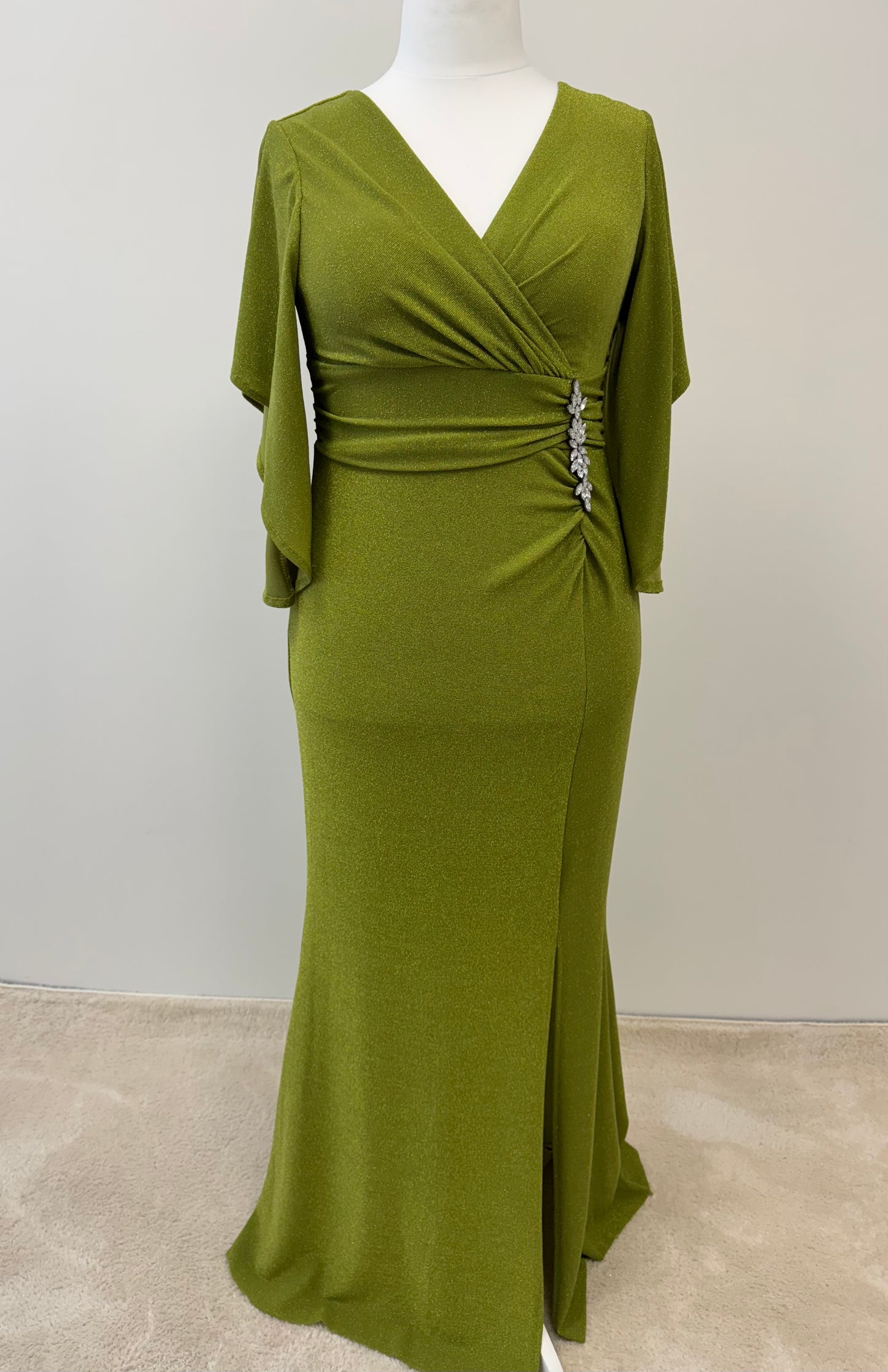 Abendkleid mit Wickeloptik und funkelnden Details