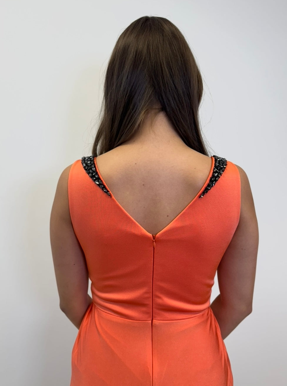 Elegantes Abendkleid mit Steinverzierung und Farbverlauf