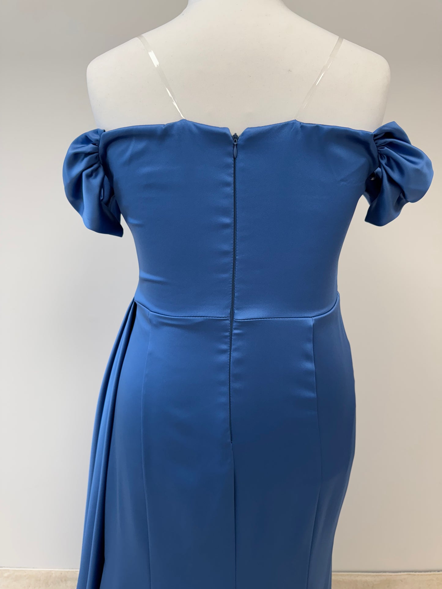 Elegantes Satinkleid mit Drapierung