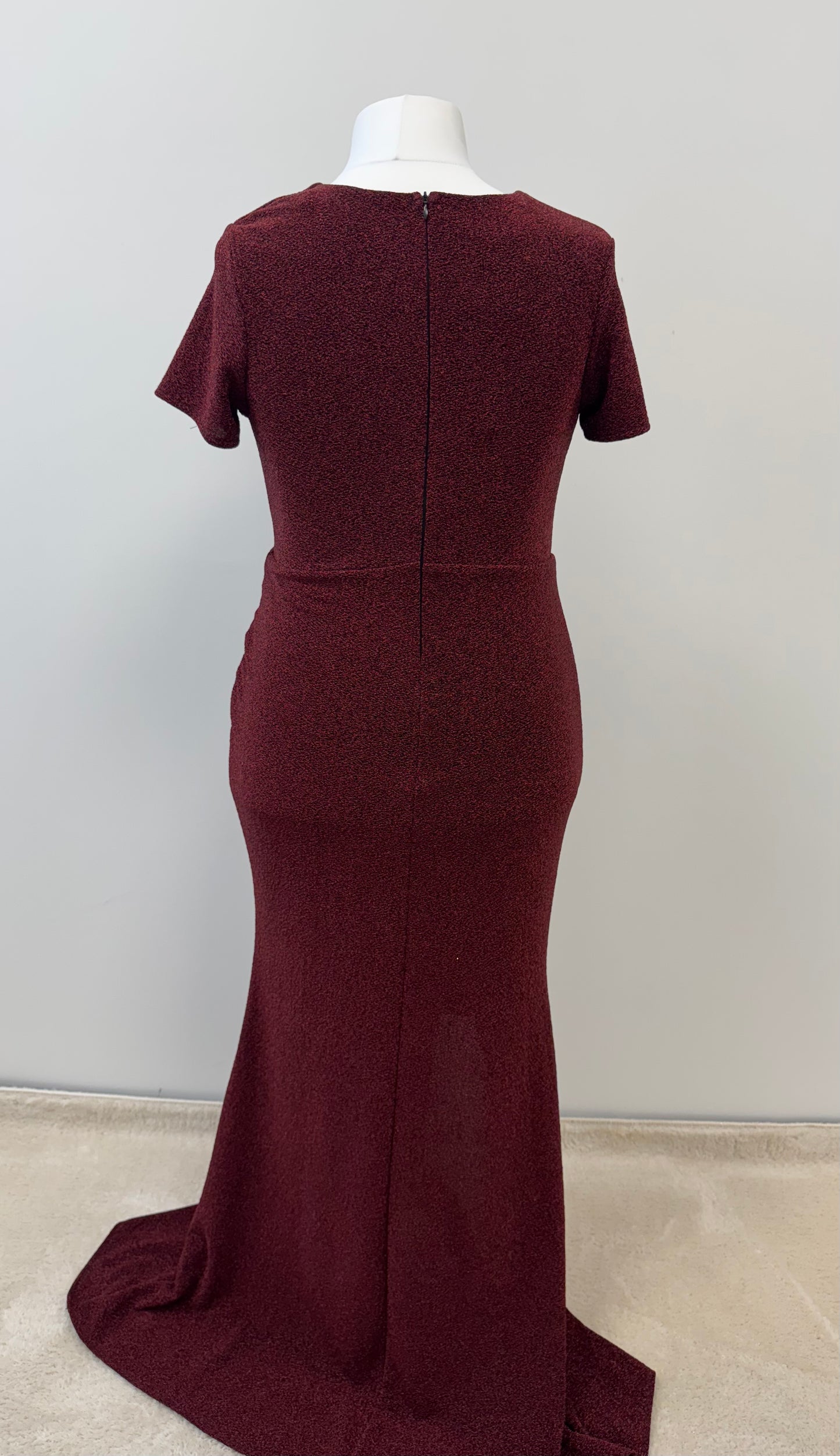 Elegantes Abendkleid mit Wickeloptik und Strassdetail