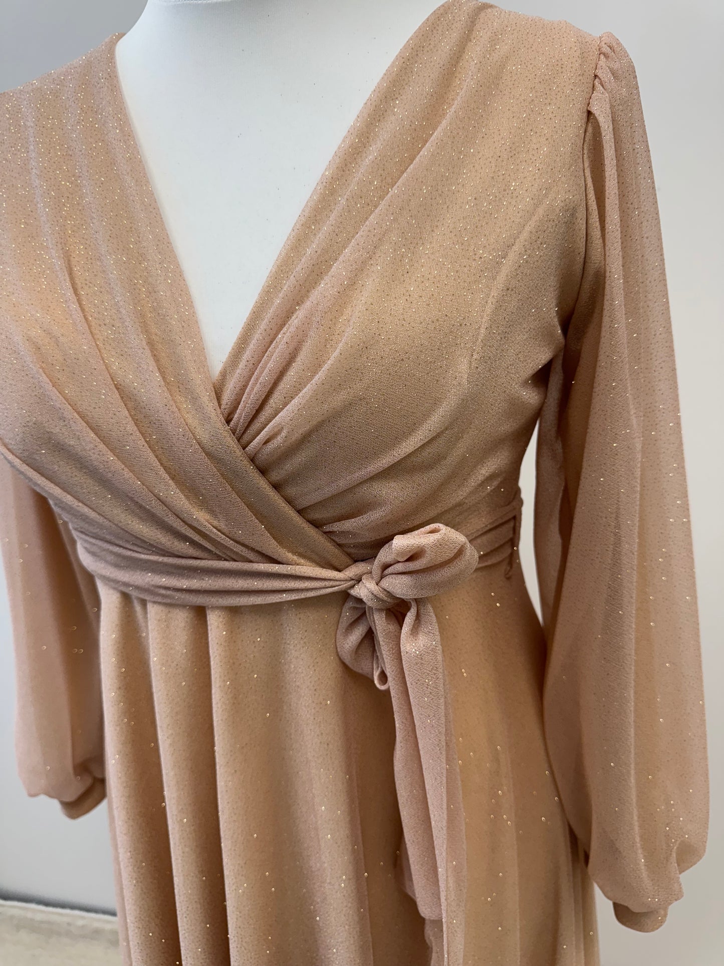 Elegantes Maxikleid mit Ärmeln in Wickeloptik