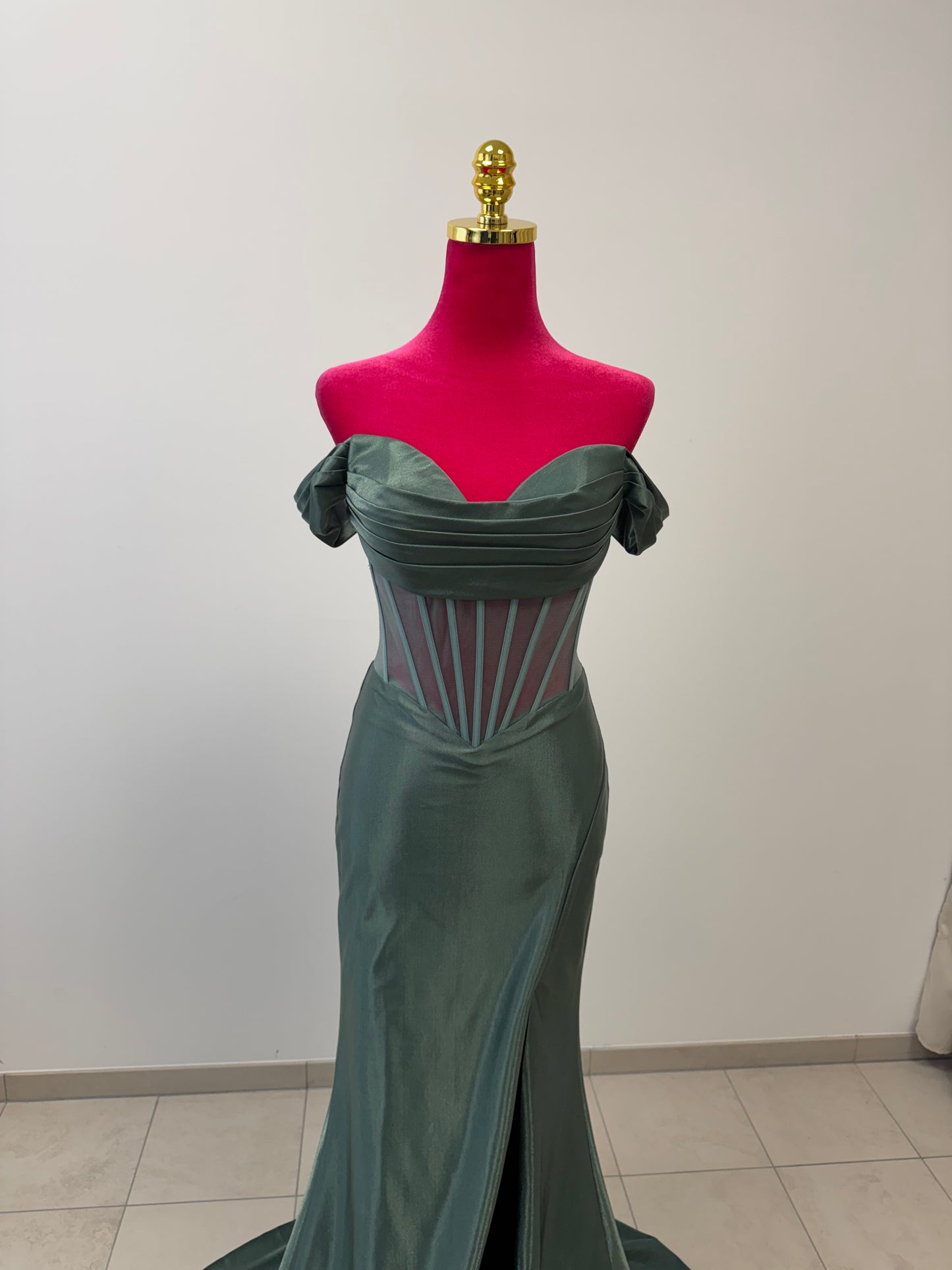 Elegantes Off-Shoulder-Abendkleid mit Korsagen-Detail INV-80006 INV-80004 INV-80005