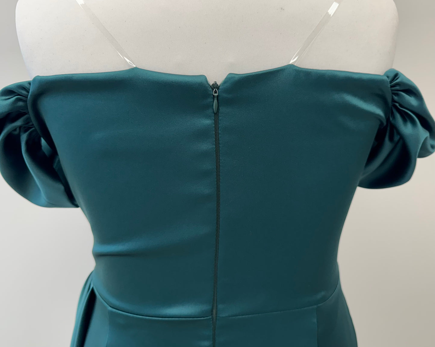 Elegantes Satinkleid mit Drapierung