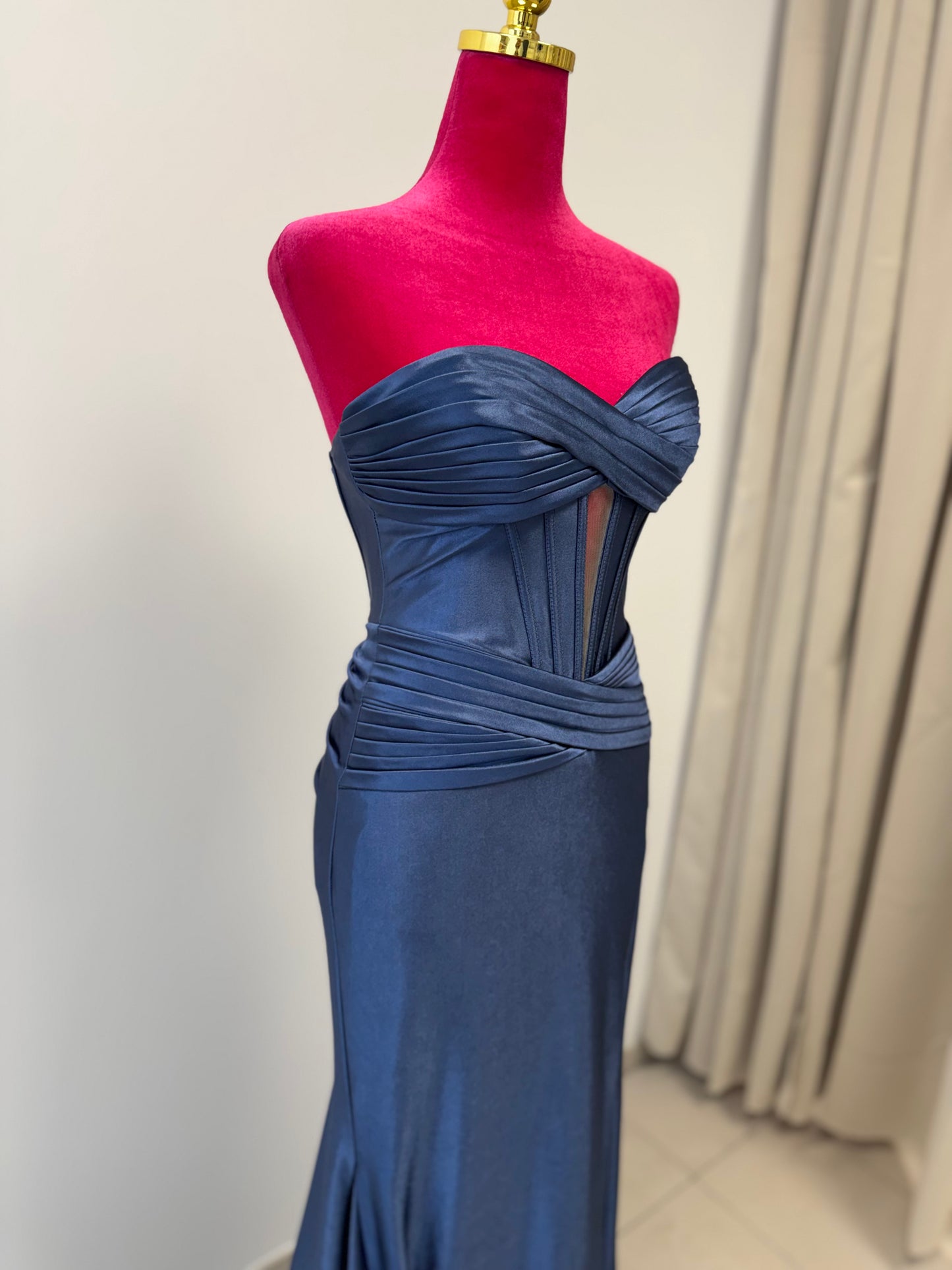 Elegantes trägerloses Abendkleid mit strukturierter Corsage INV-80002 INV-80001