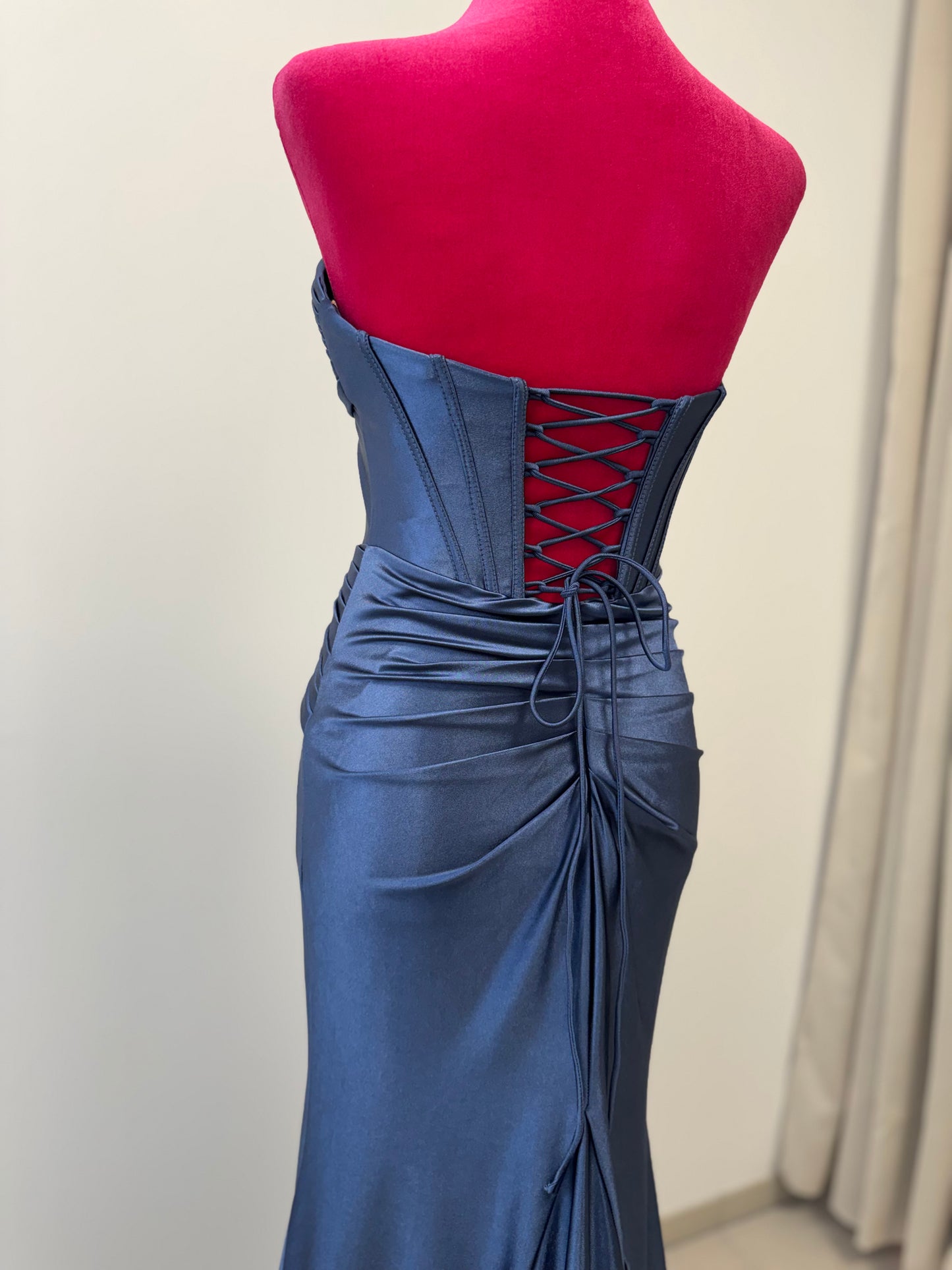 Elegantes trägerloses Abendkleid mit strukturierter Corsage INV-80002 INV-80001