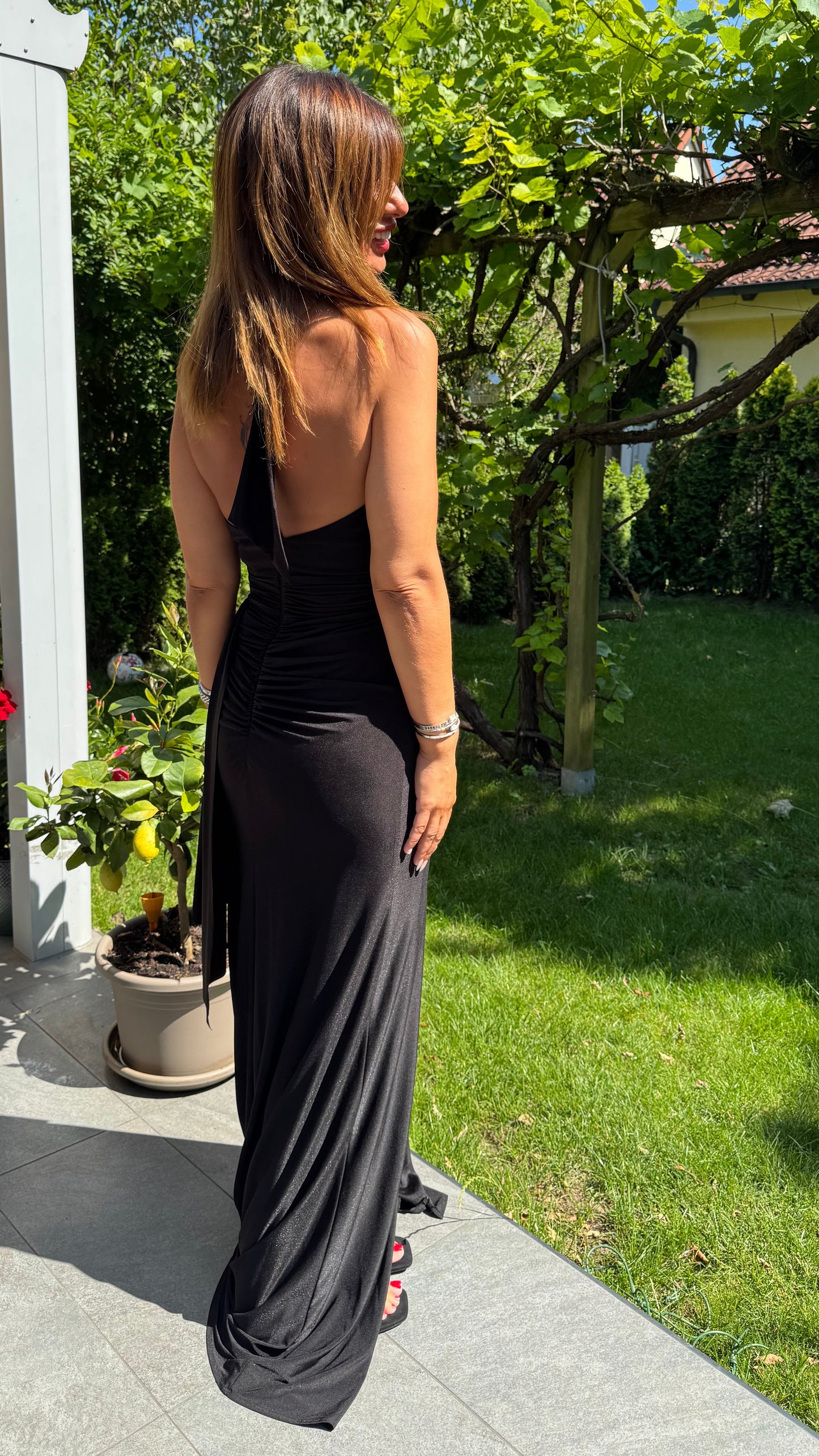 Elegantes Neckholder-Abendkleid mit Drapierung und Schlitz