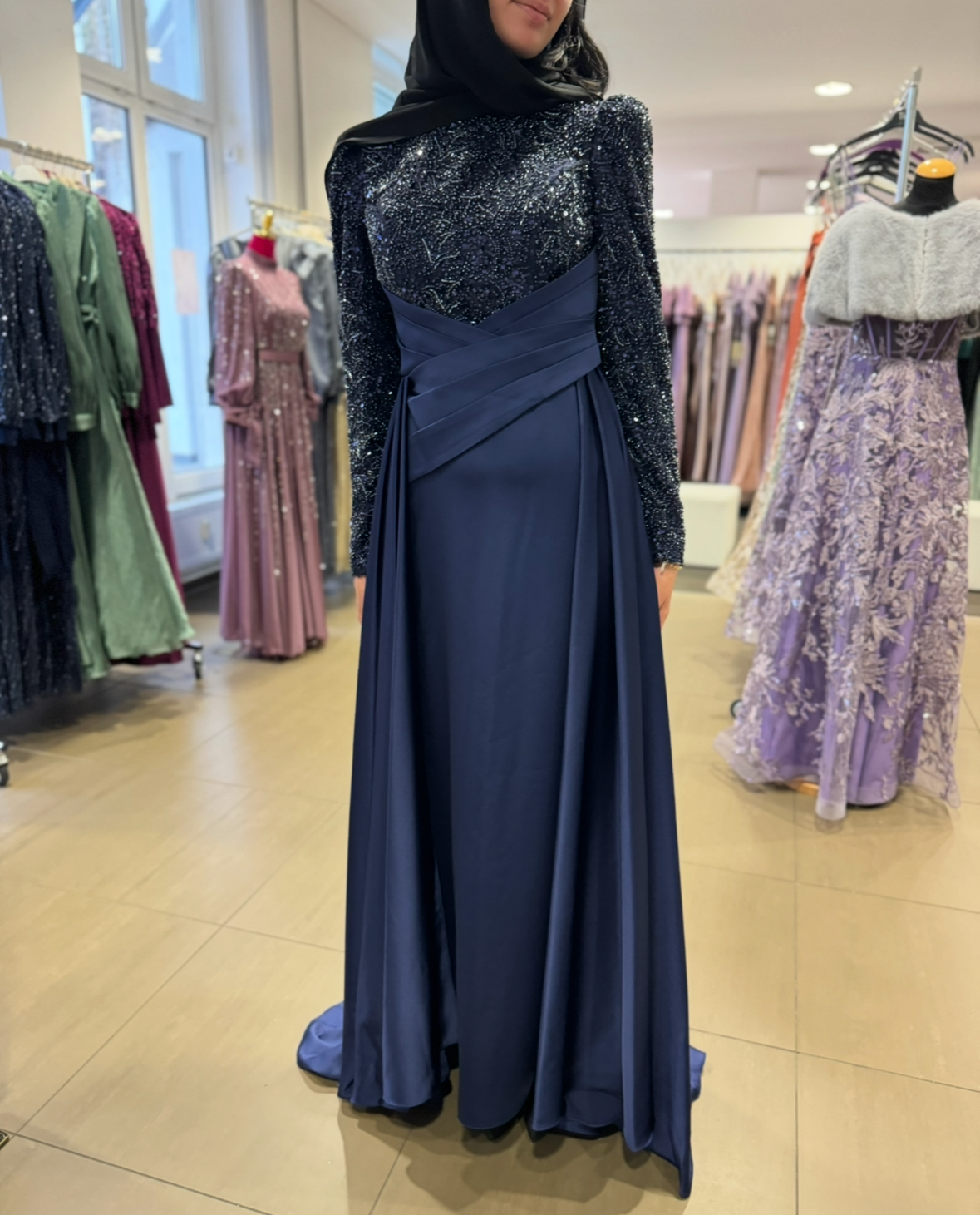 Elegantes Hijabi-Abendkleid mit funkelnden Perlenstickereien
