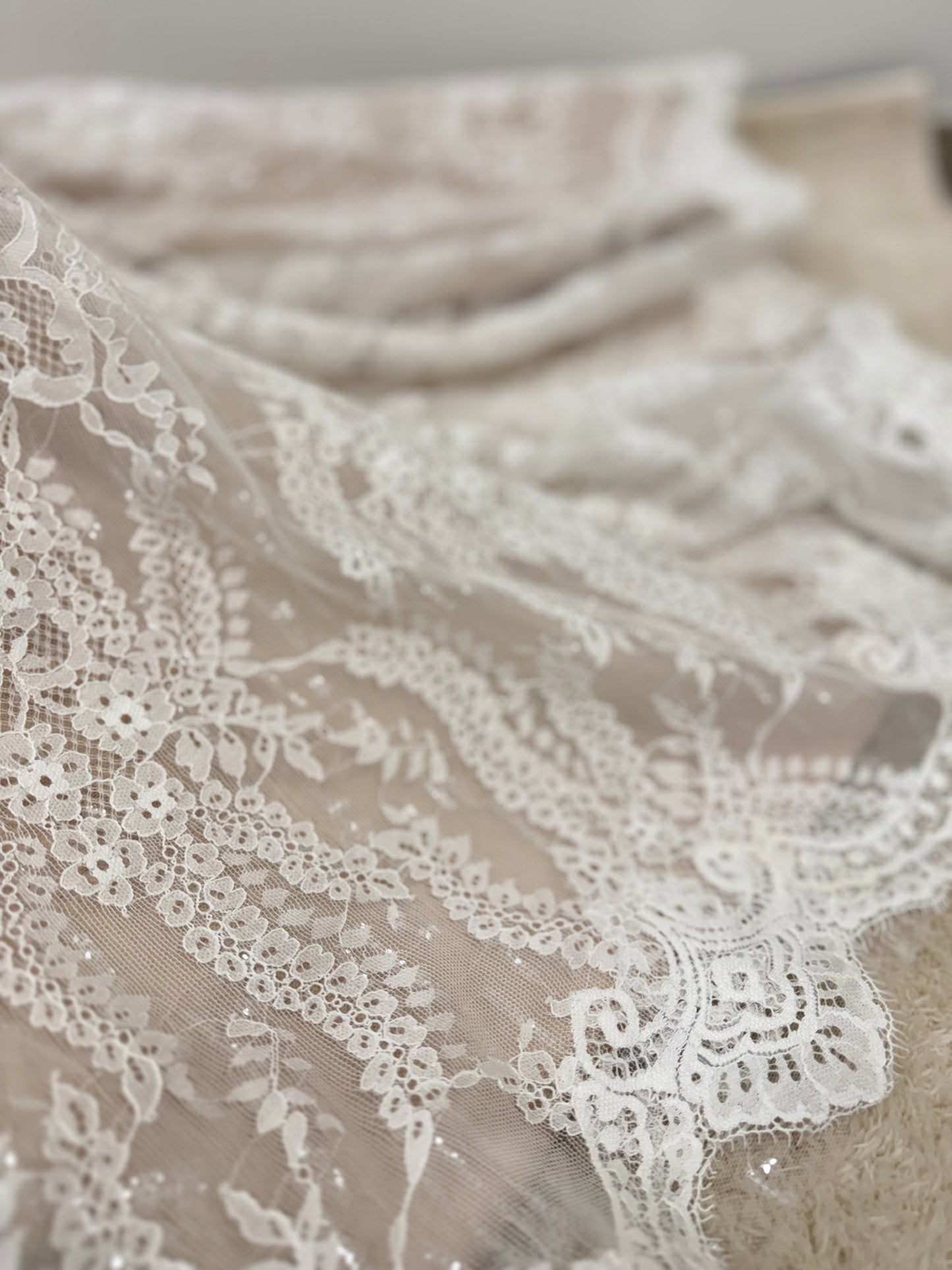 Exklusives Designer-Brautkleid im romantischen Vintage-Look – nur einmal verfügbar