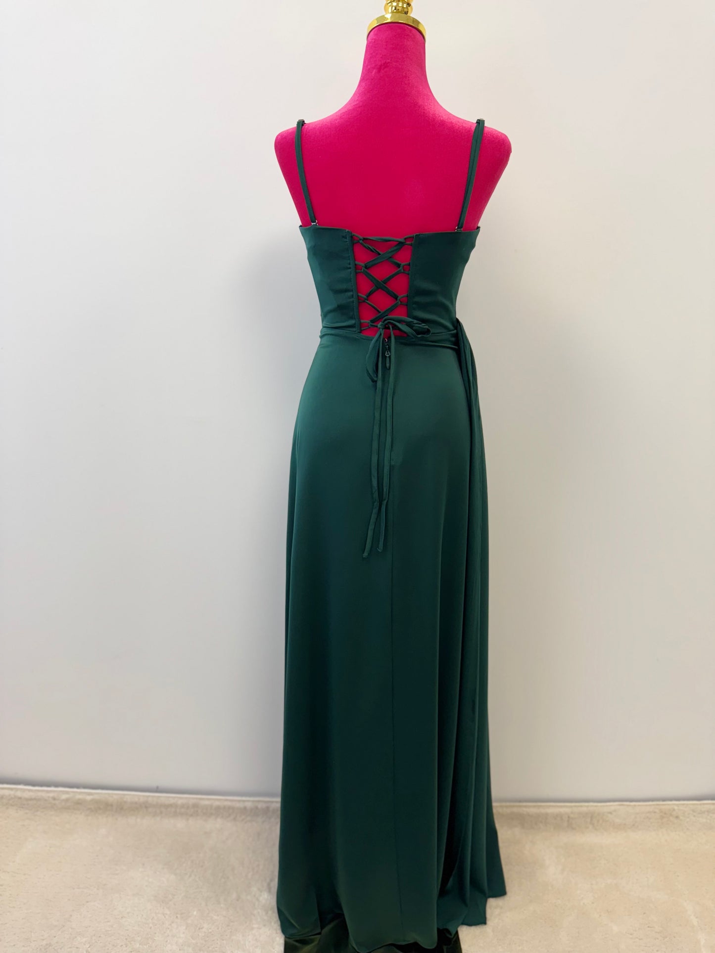 Smaragdgrünes Abendkleid mit Beinschlitz & Drapierung