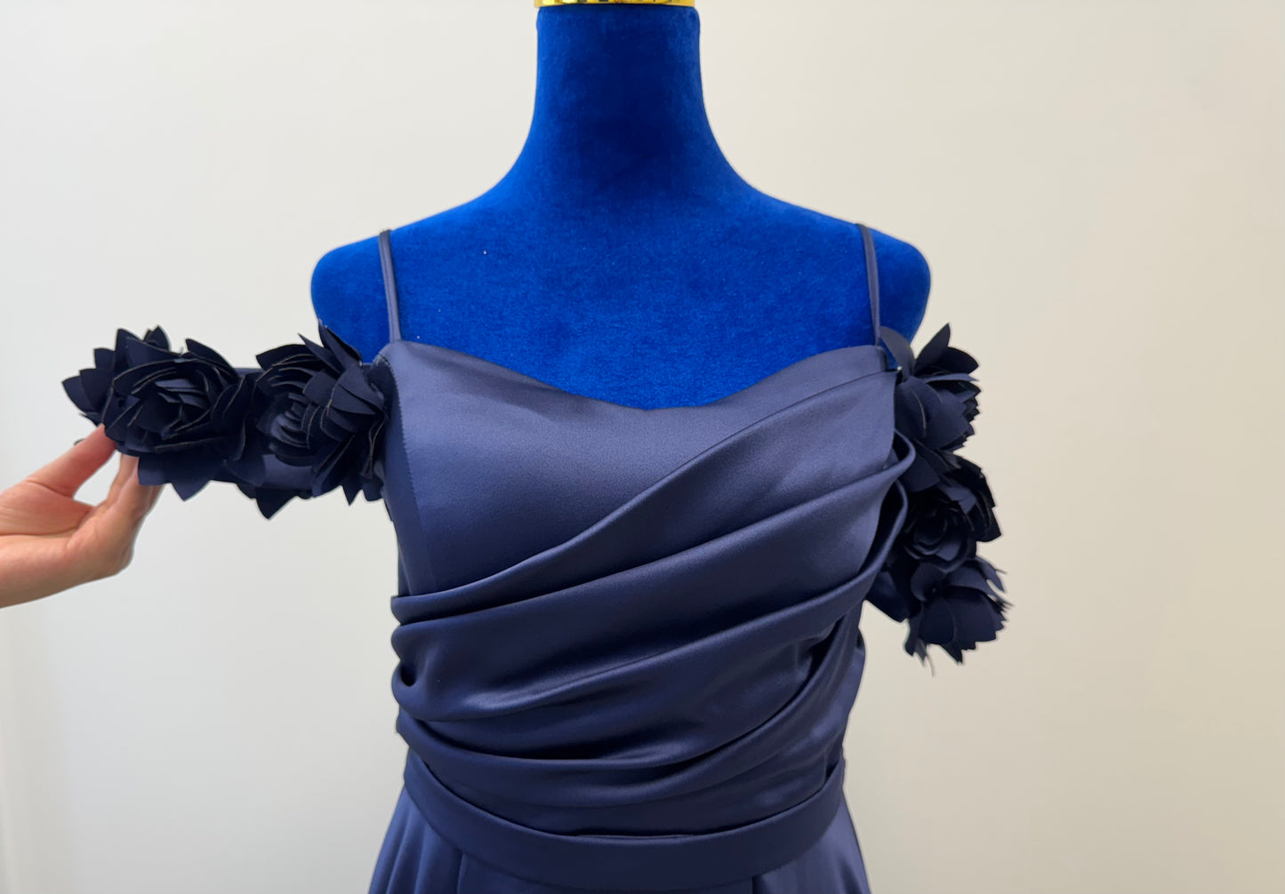 Elegantes Abendkleid mit floralen Off-Shoulder-Details