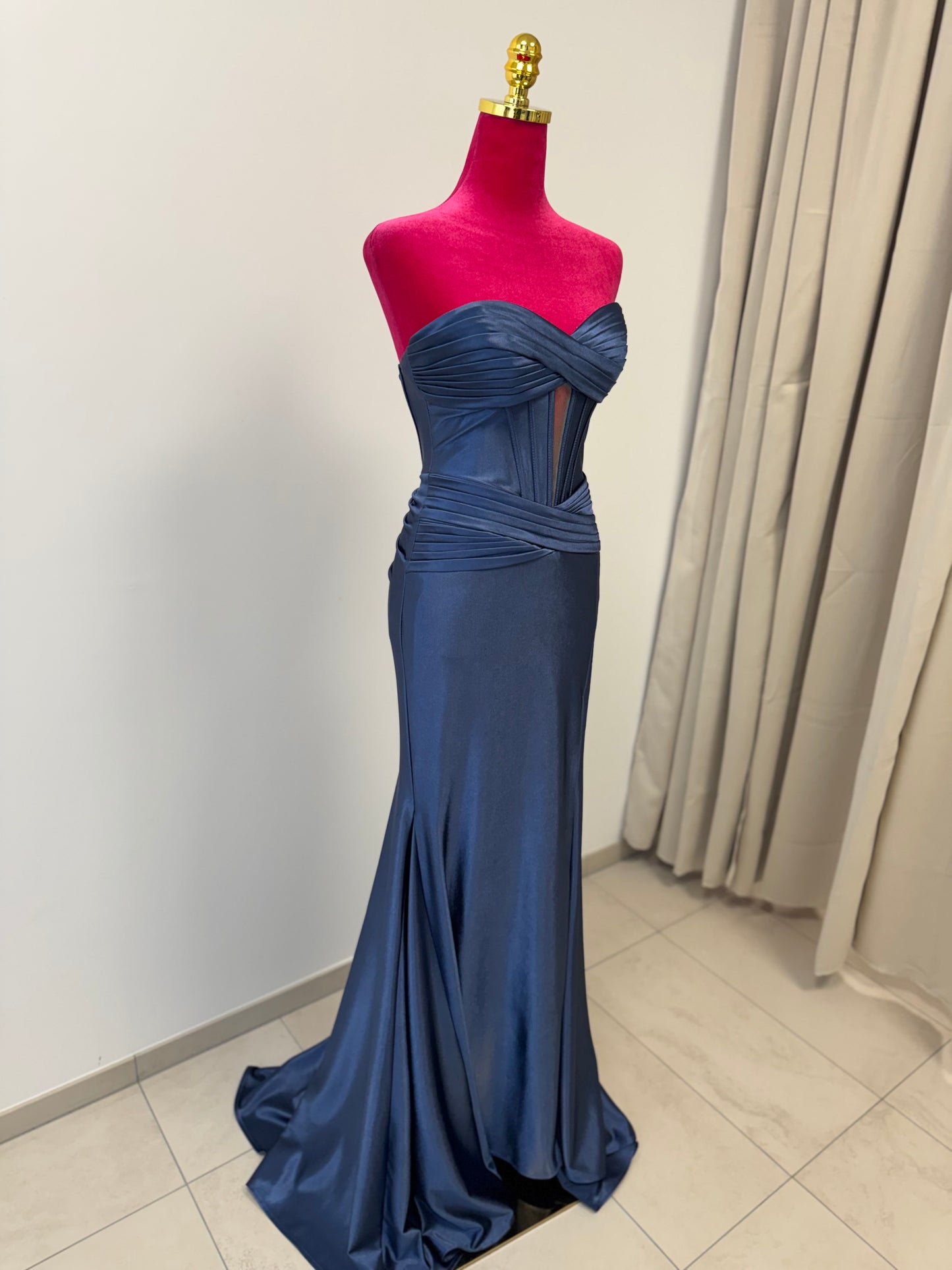Elegantes trägerloses Abendkleid mit strukturierter Corsage INV-80002 INV-80001