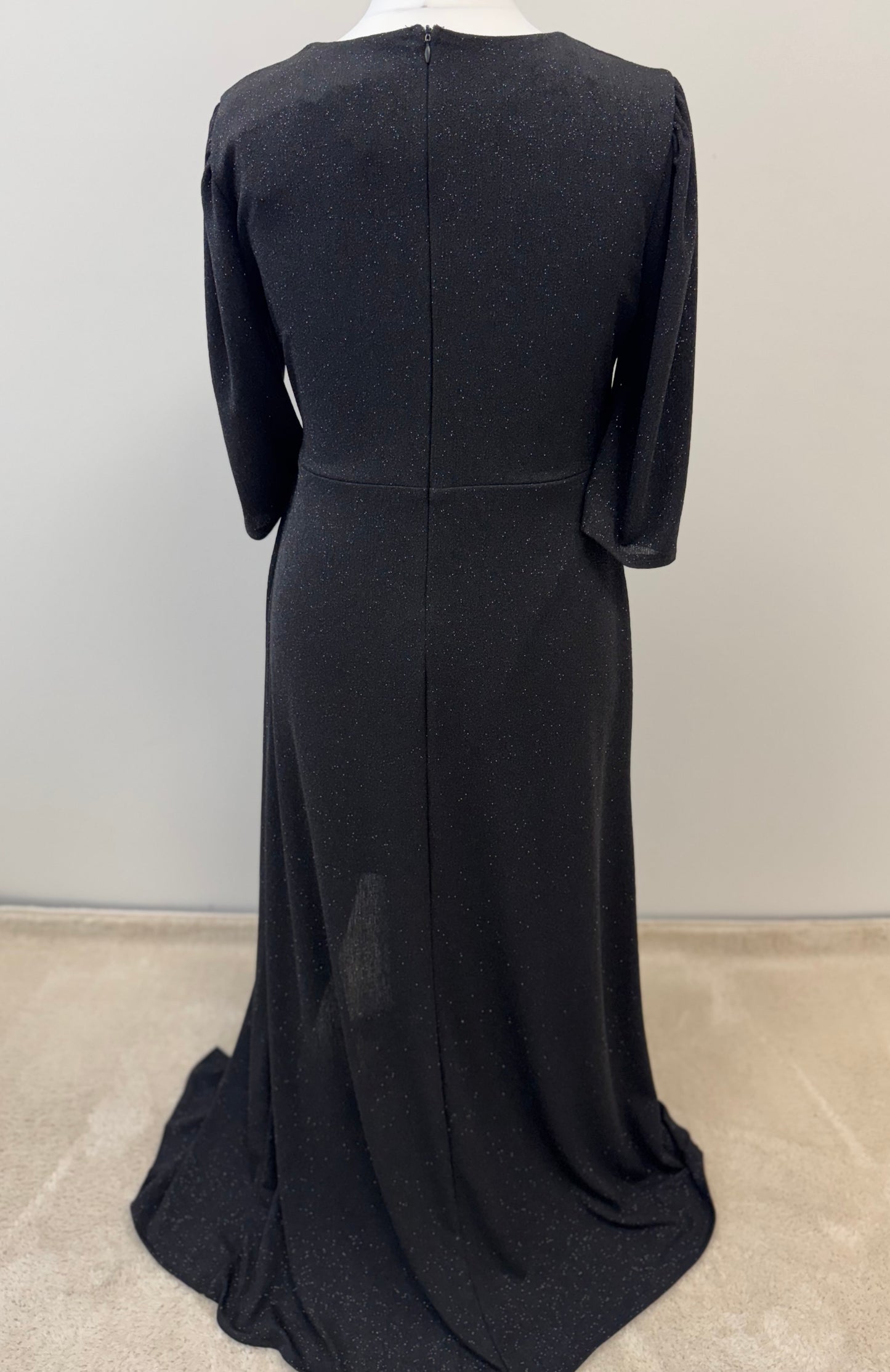 Schimmerndes Abendkleid mit femininer Silhouette