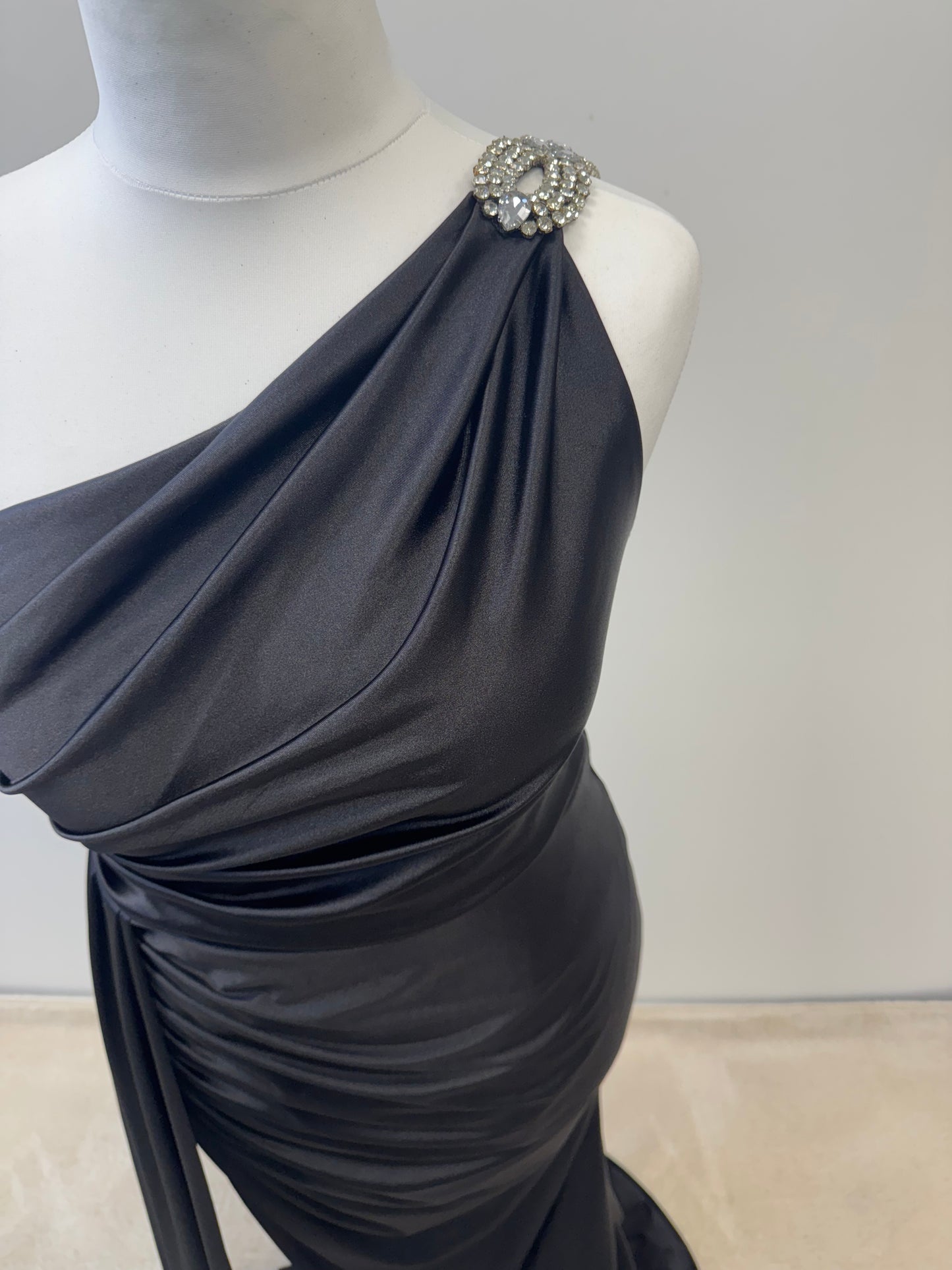 Elegantes One-Shoulder-Abendkleid mit Strassdetail