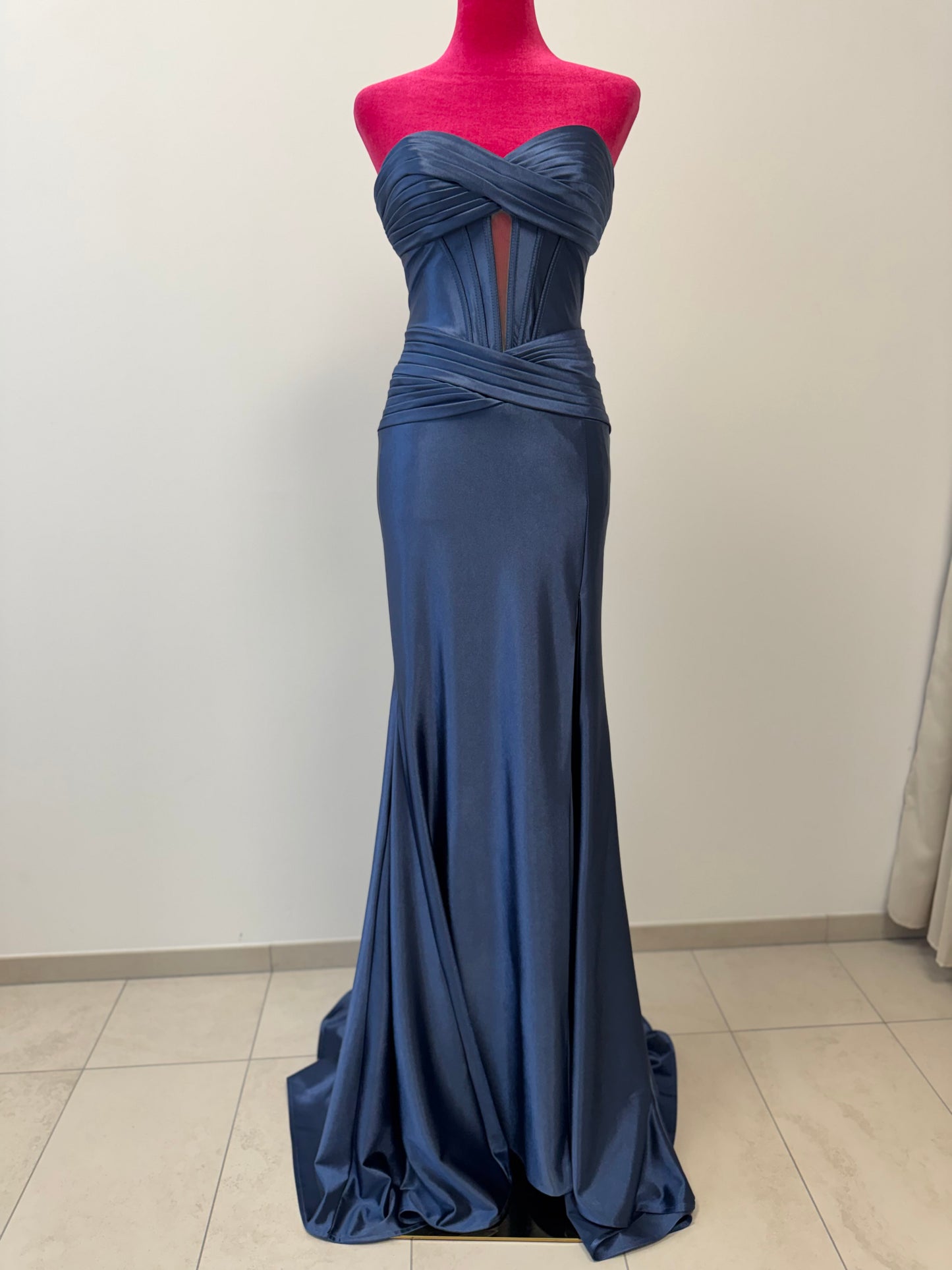 Elegantes trägerloses Abendkleid mit strukturierter Corsage INV-80002 INV-80001