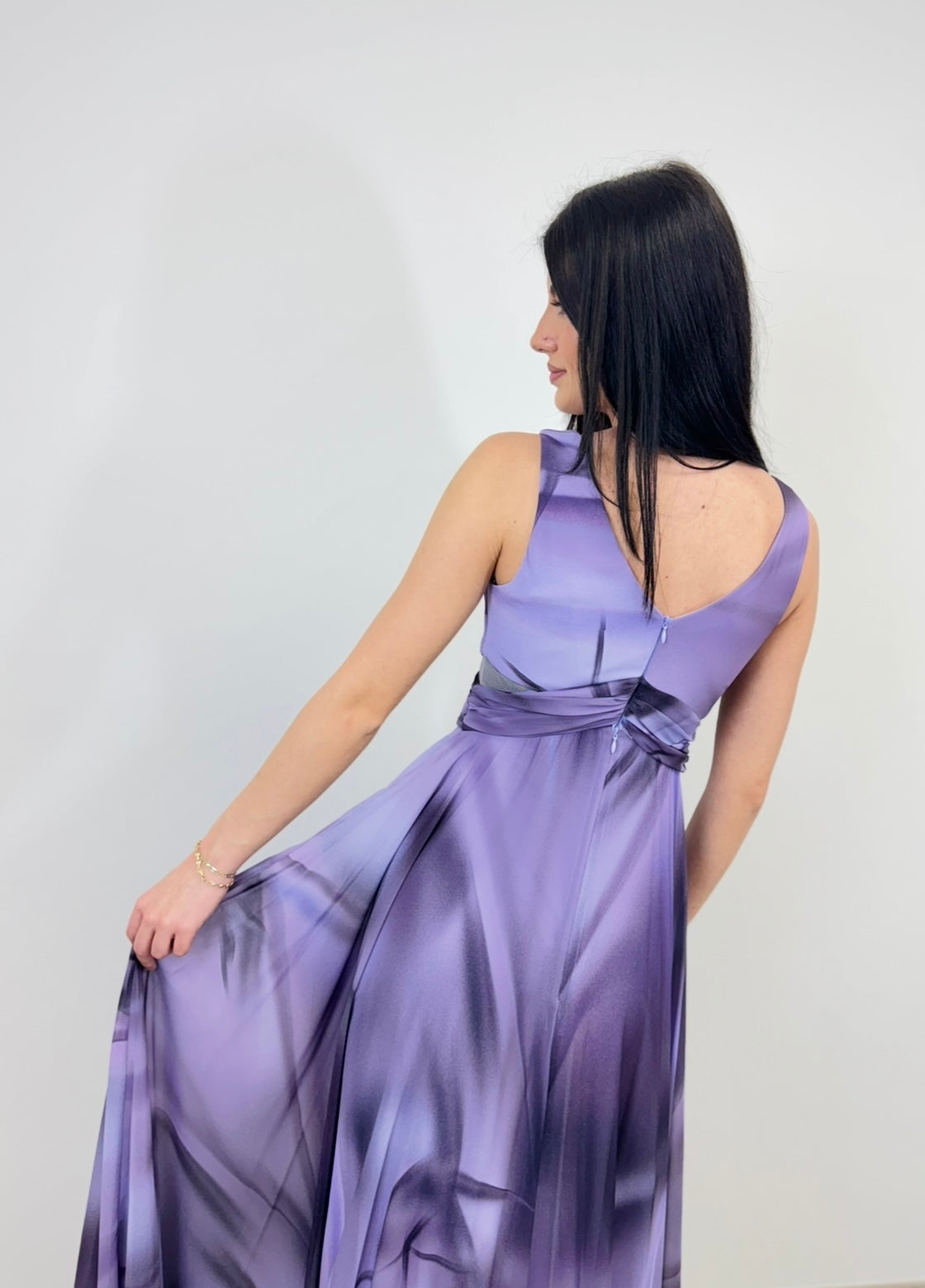 Fließendes Abendkleid mit abstraktem Farbverlauf