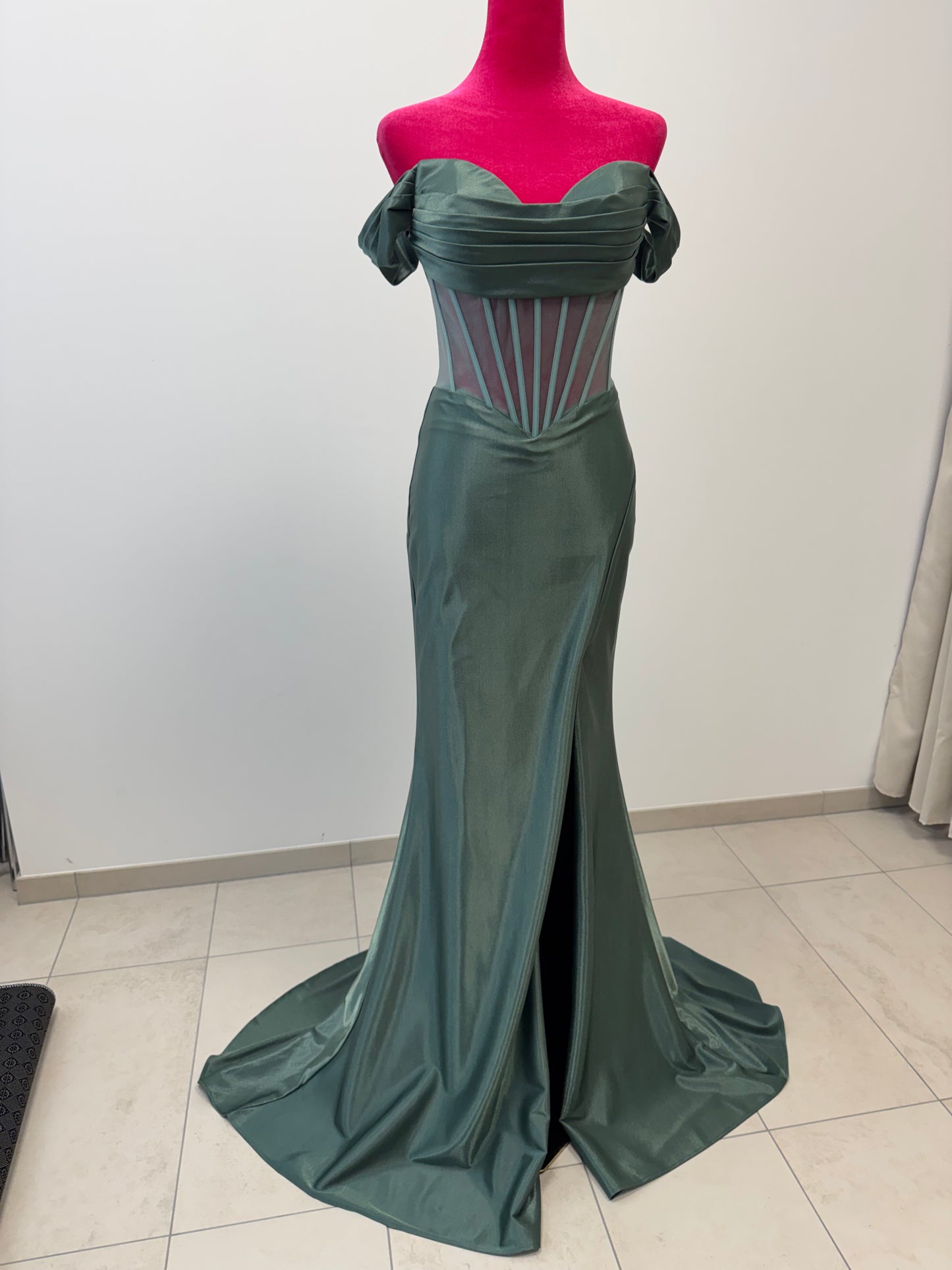 Elegantes Off-Shoulder-Abendkleid mit Korsagen-Detail INV-80006 INV-80004 INV-80005