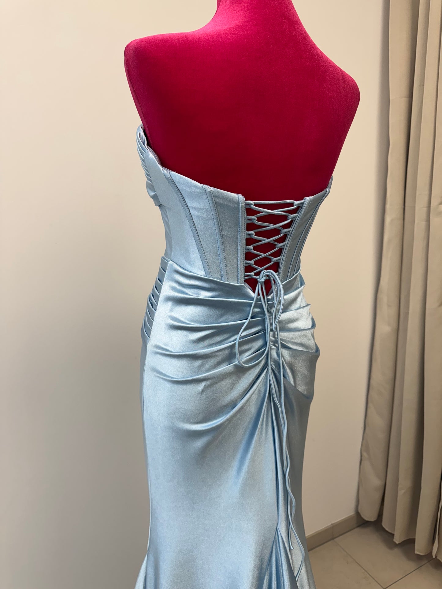 Elegantes trägerloses Abendkleid mit strukturierter Corsage INV-80002 INV-80001