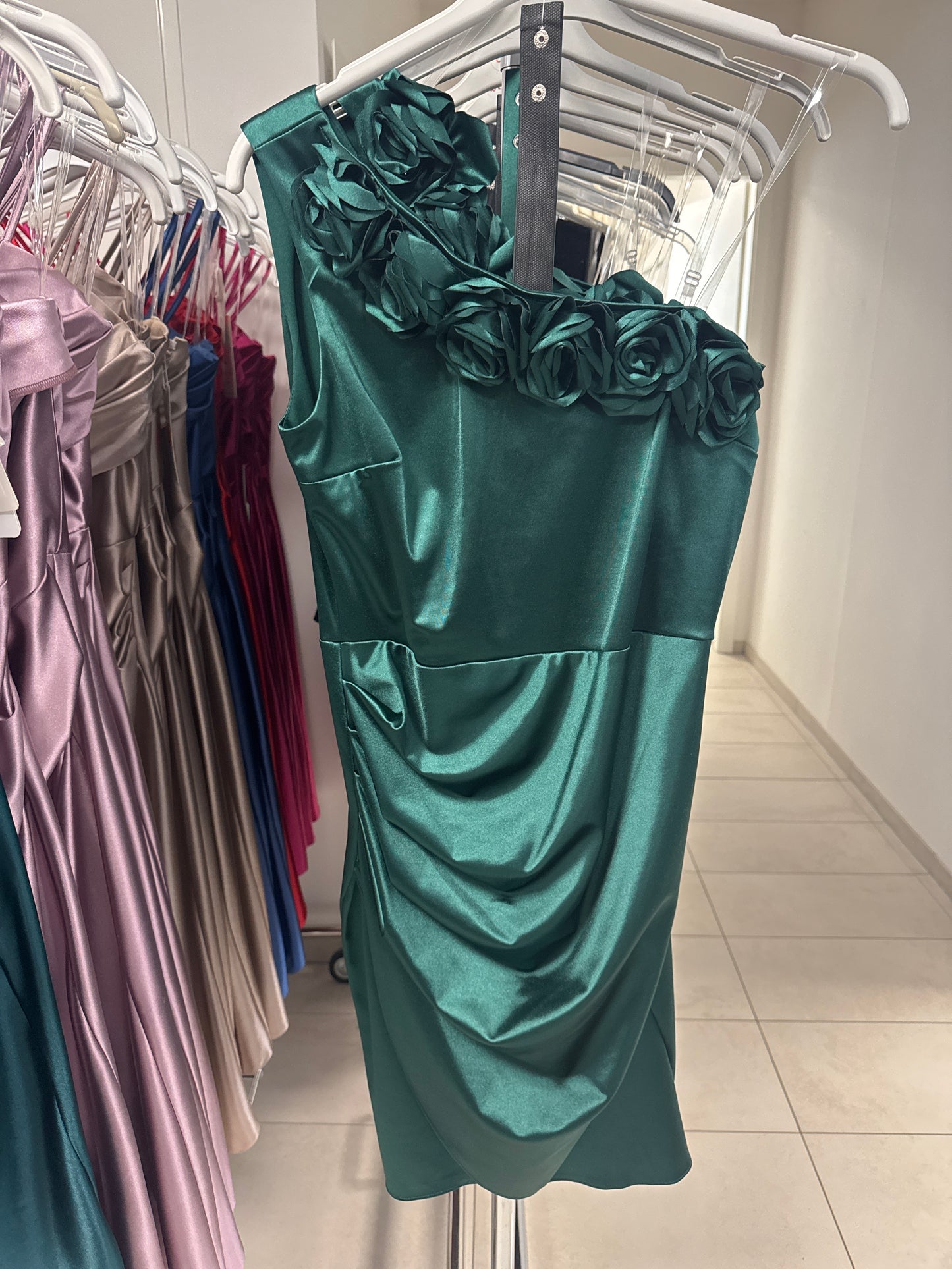Elegantes One-Shoulder Minikleid mit floralen Details CZ-8009 CZ-8008