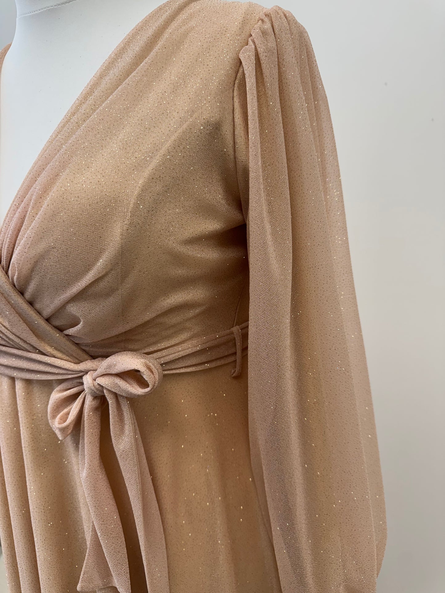 Elegantes Maxikleid mit Ärmeln in Wickeloptik