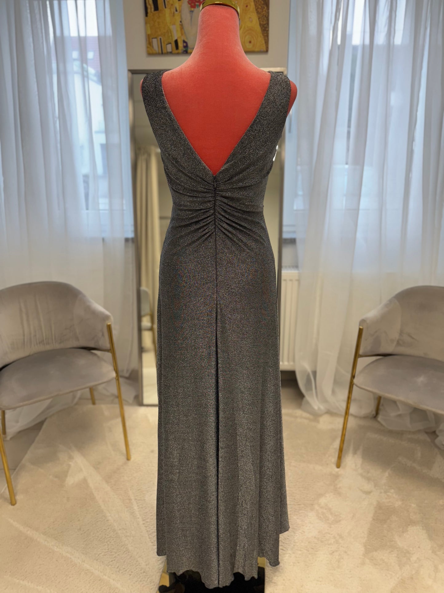 Zeitloses Abendkleid mit V-Ausschnitt und feinen Schmuckdetails