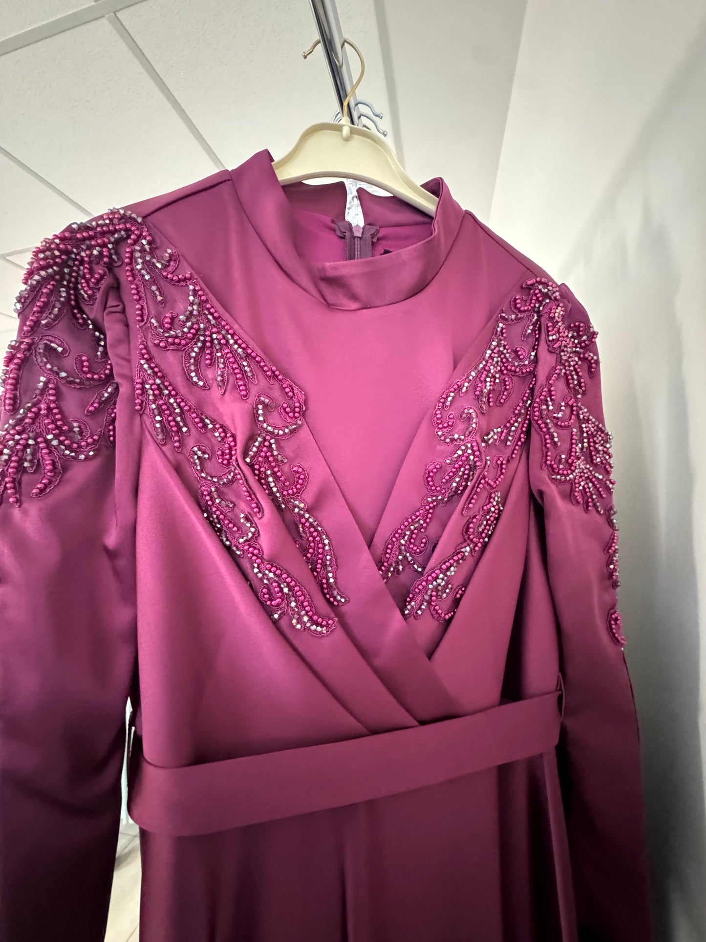Hijabi Abendkleid mit edler Perlenstickerei D-3021