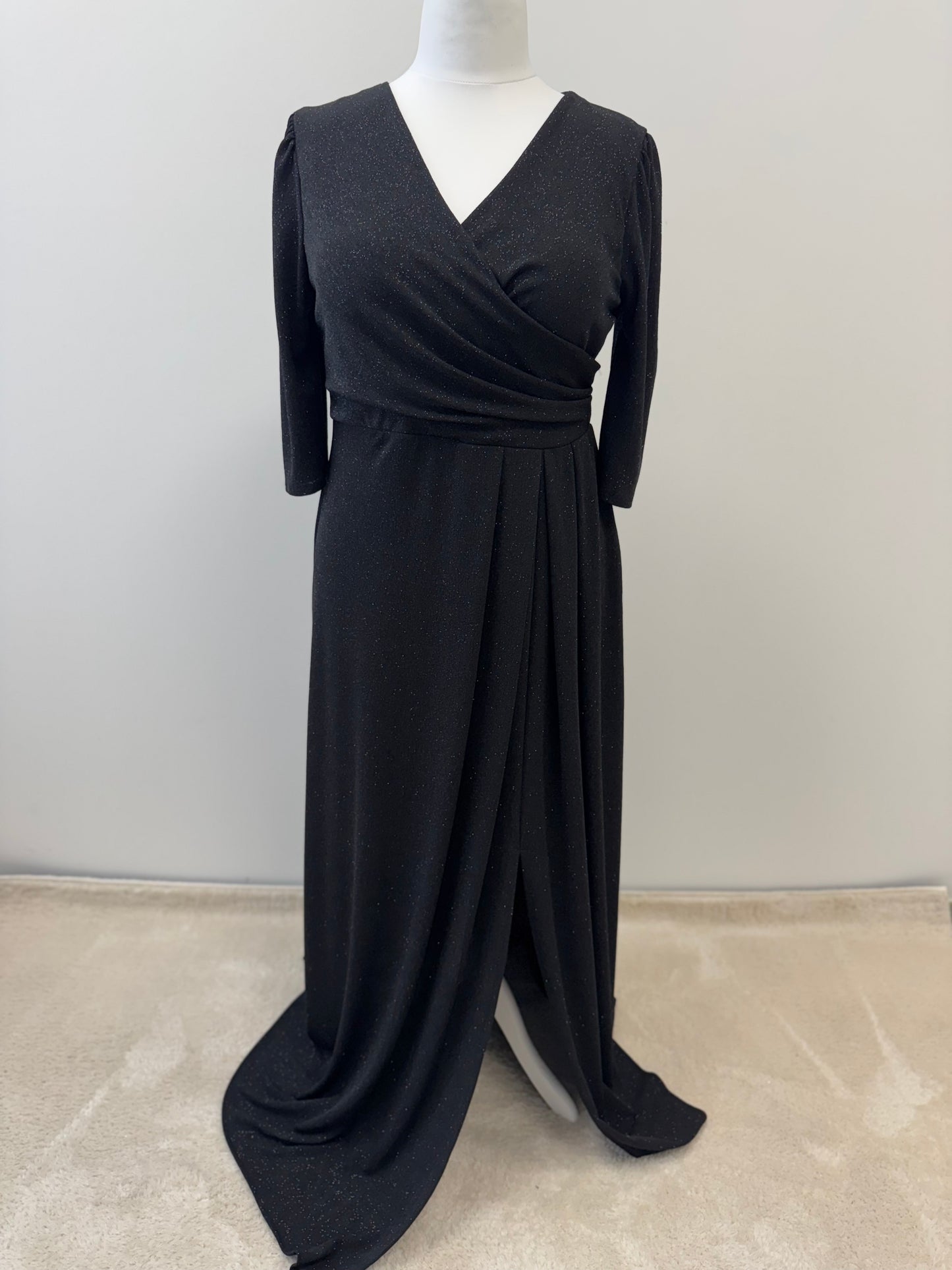 Schimmerndes Abendkleid mit femininer Silhouette