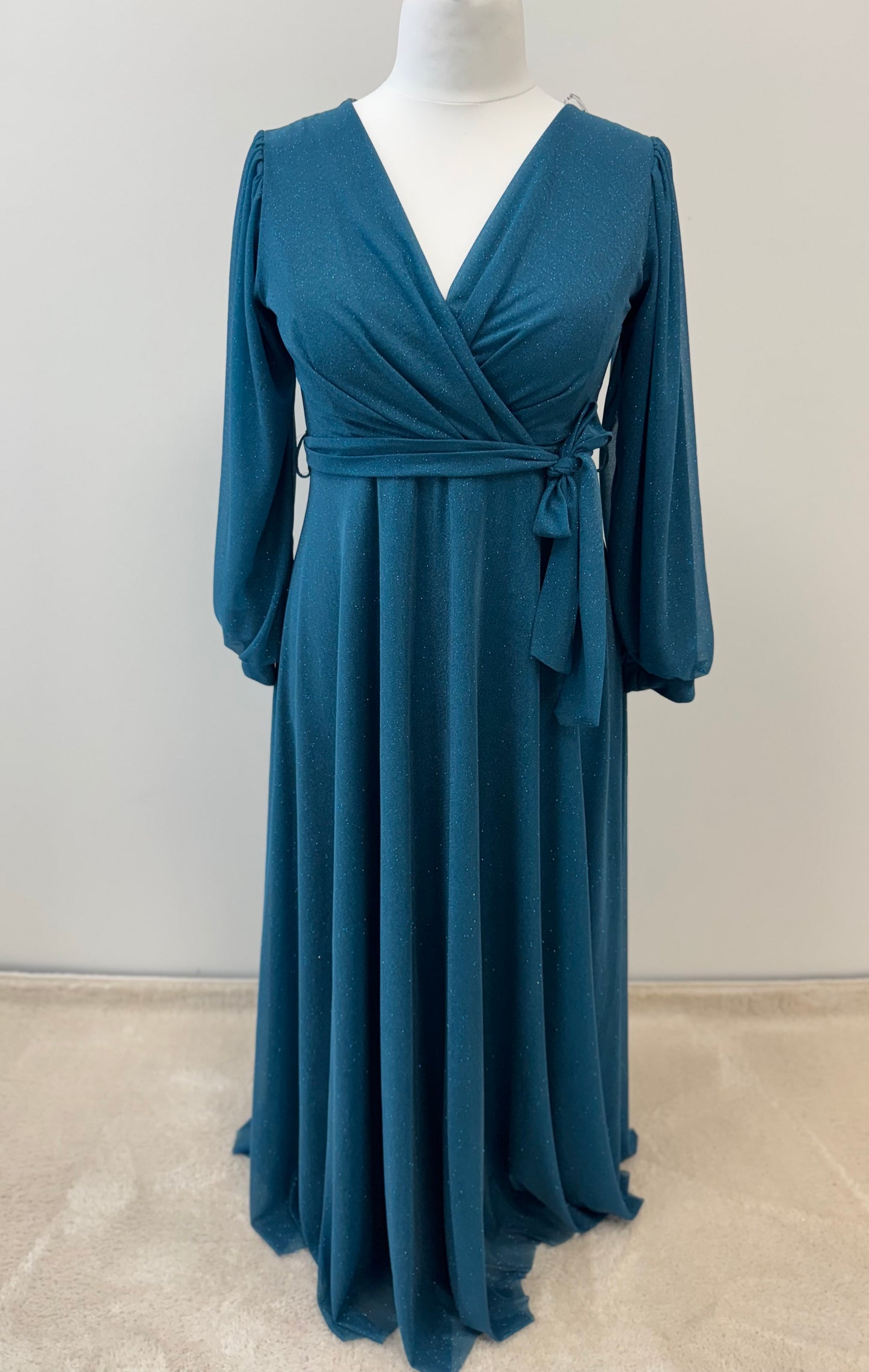 Elegantes Maxikleid mit Ärmeln in Wickeloptik