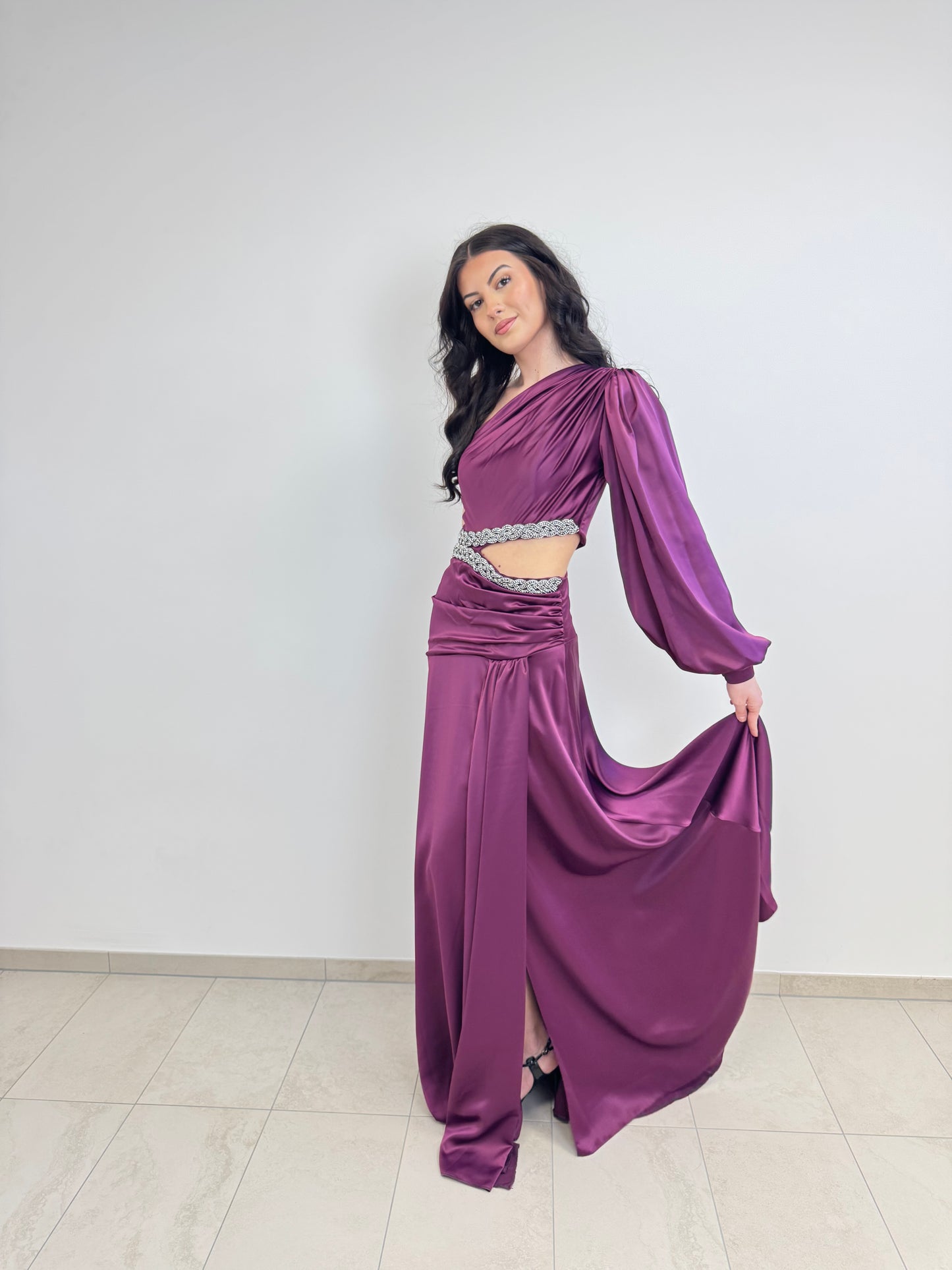 Asymmetrisches Kleid mit einem Ärmel