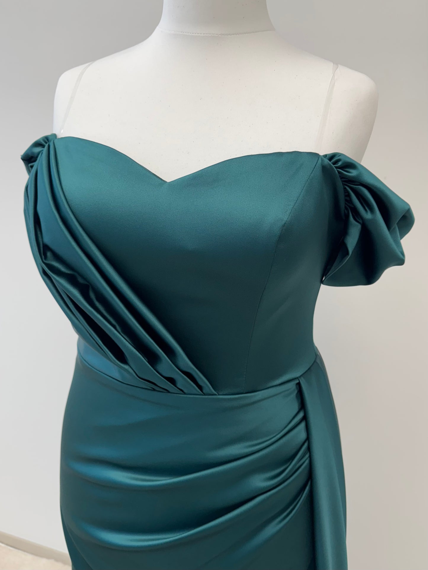 Elegantes Satinkleid mit Drapierung