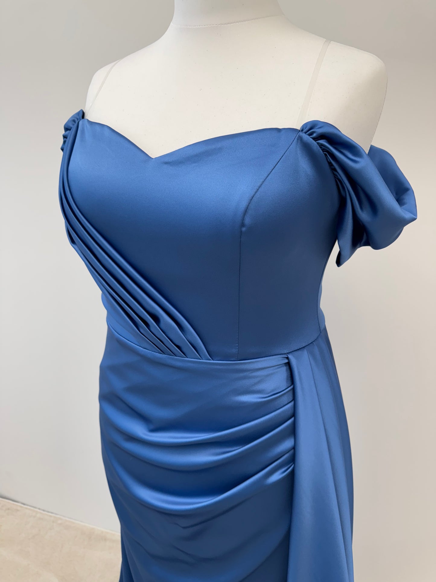 Elegantes Satinkleid mit Drapierung