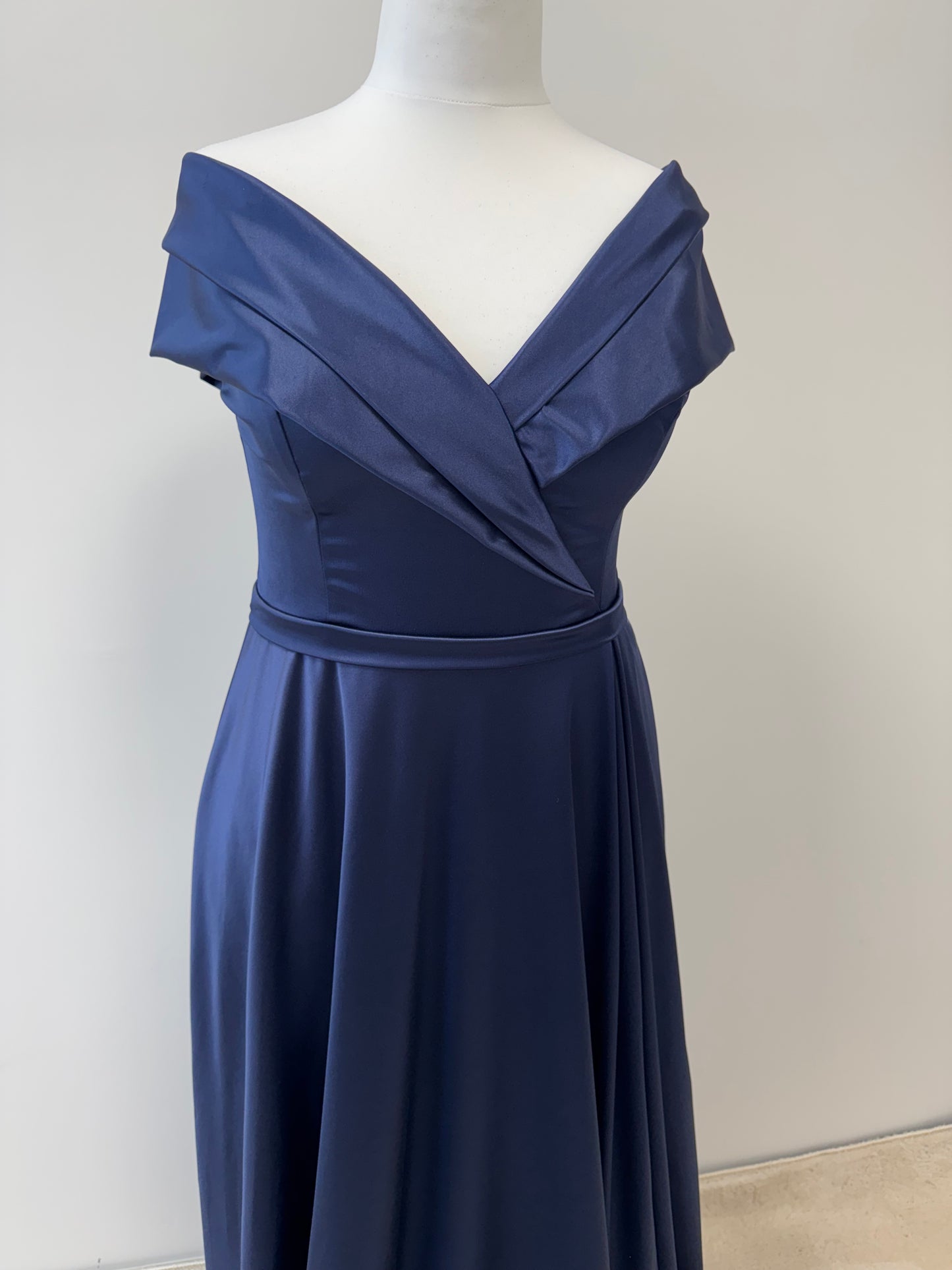 Elegantes Off-Shoulder-Abendkleid mit fließendem Rock und Beinschlitz