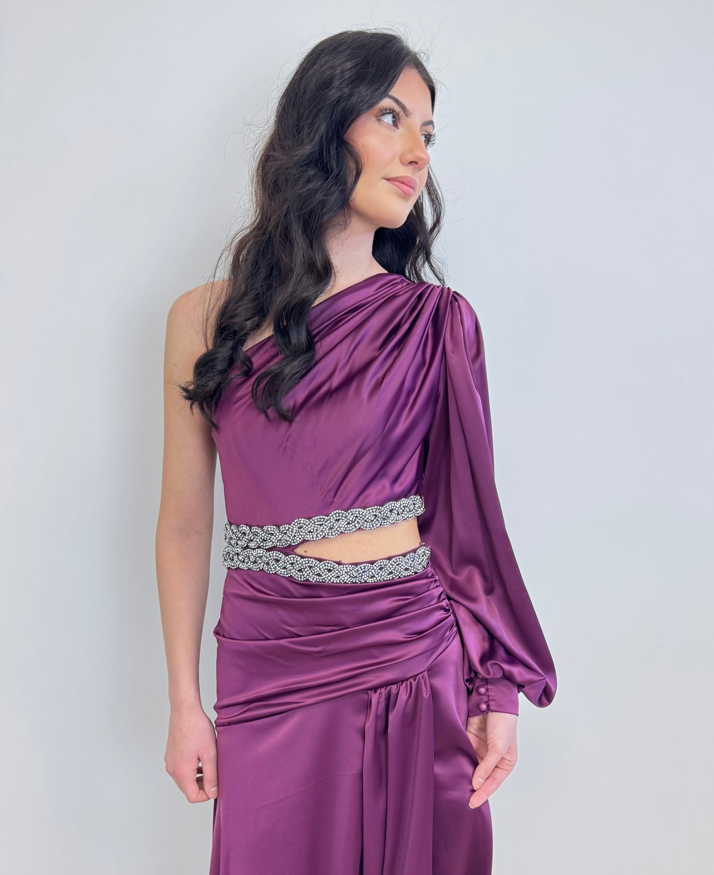 Asymmetrisches Kleid mit einem Ärmel