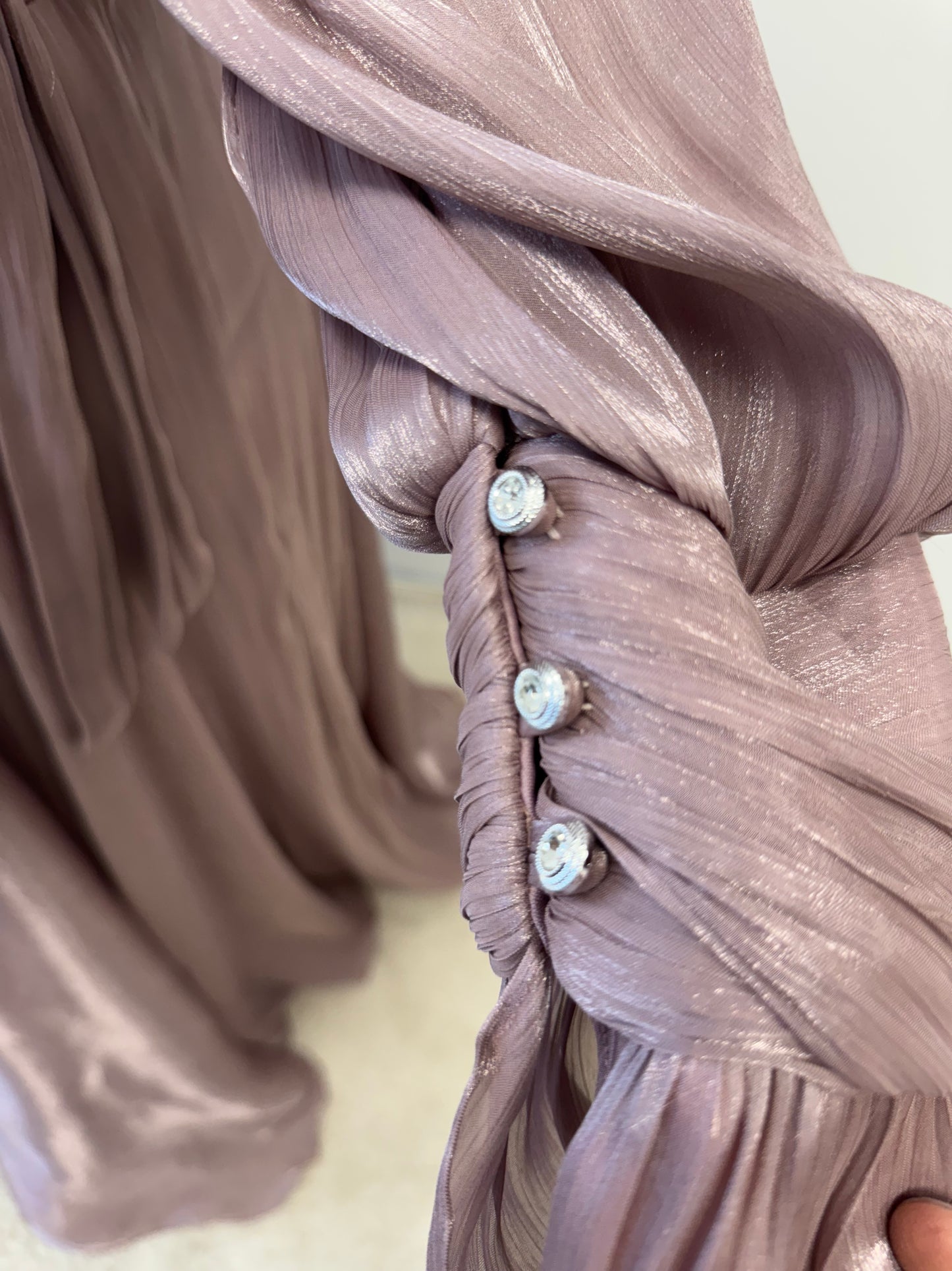 Elegantes Hijabi-Abendkleid mit edlem Schimmer